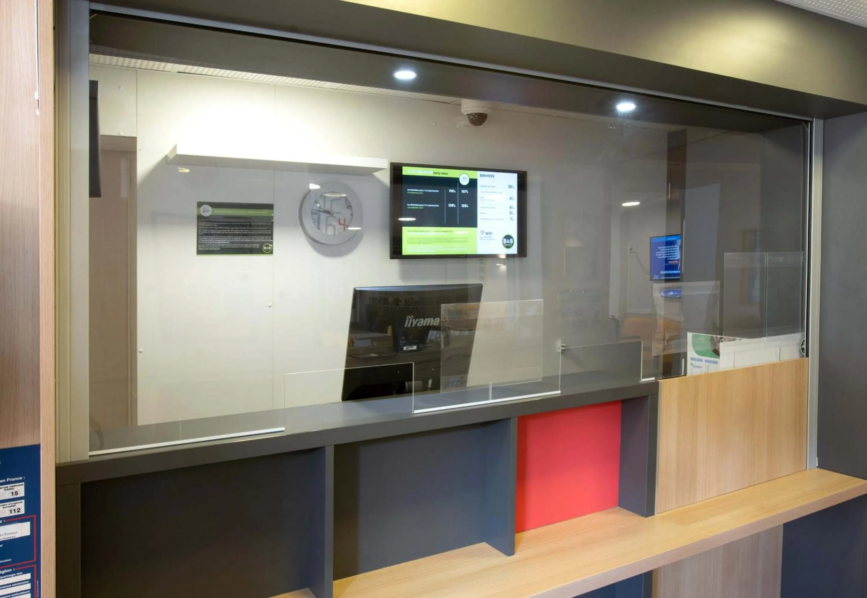 Lobby or reception in B&B HOTEL Louveciennes