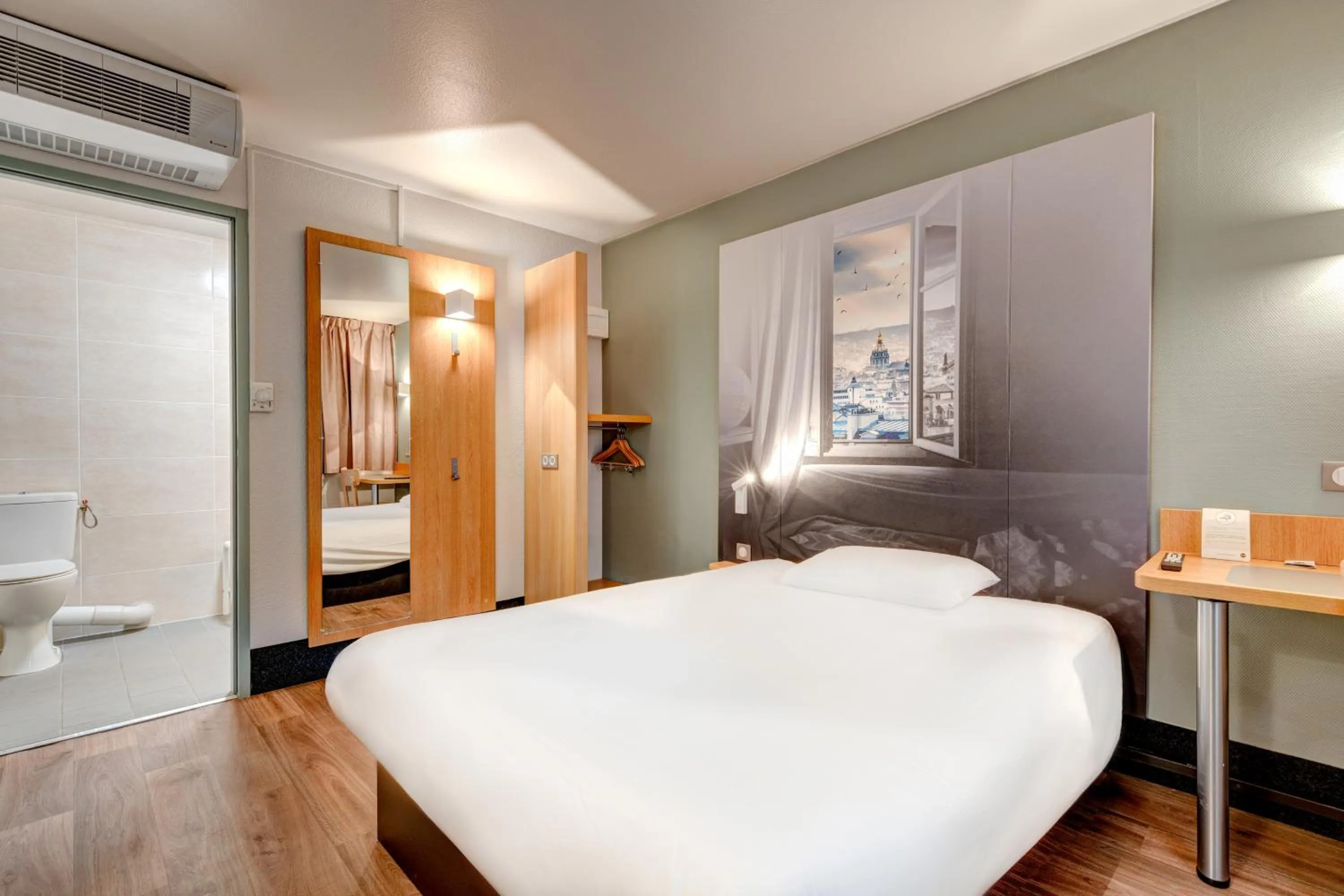 Bedroom, Bed in B&B HOTEL Louveciennes