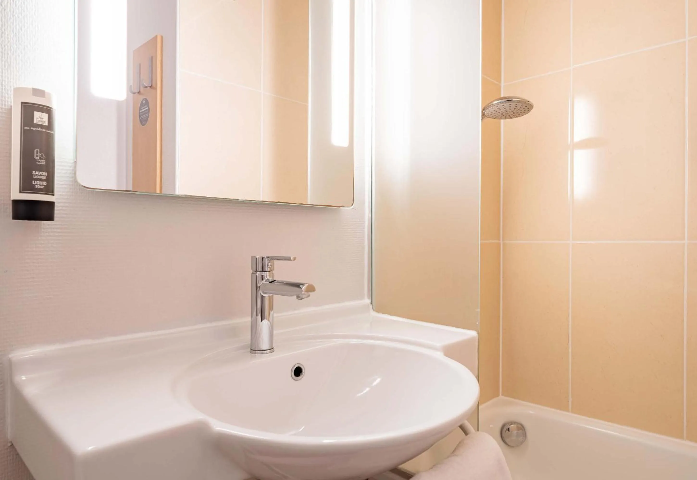 Bathroom in B&B HOTEL Boulogne-sur-Mer Saint-Martin