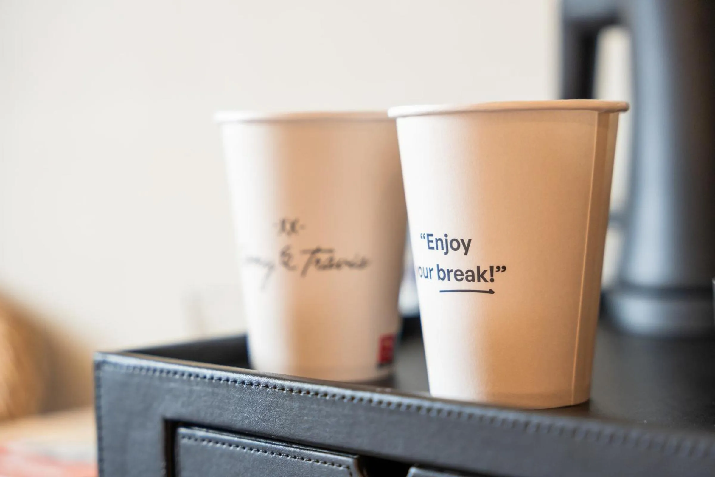 Coffee/tea facilities in Hotel de Pauw