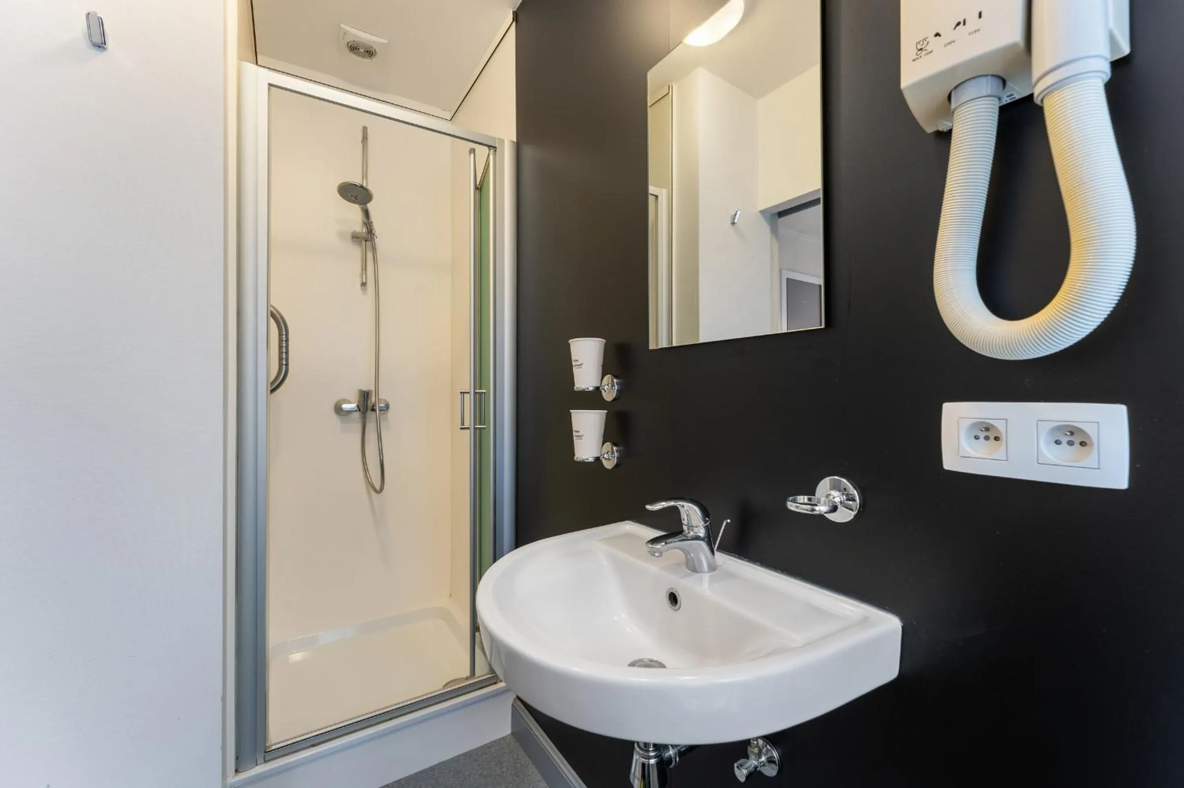 Shower, Bathroom in Hotel de Pauw