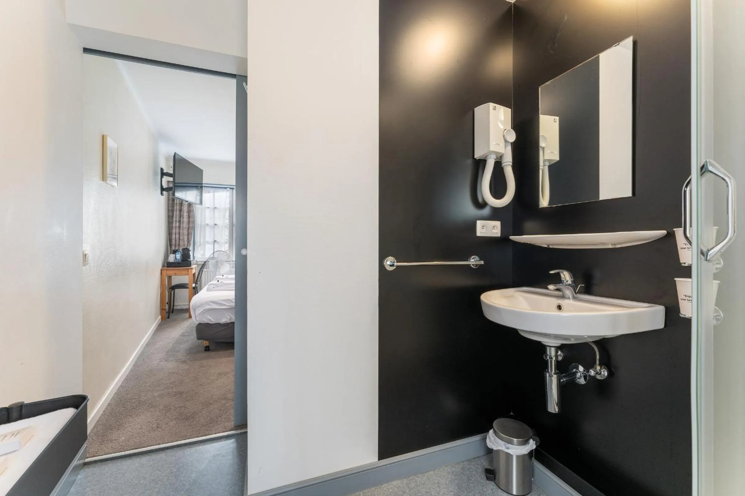 Shower, Bathroom in Hotel de Pauw