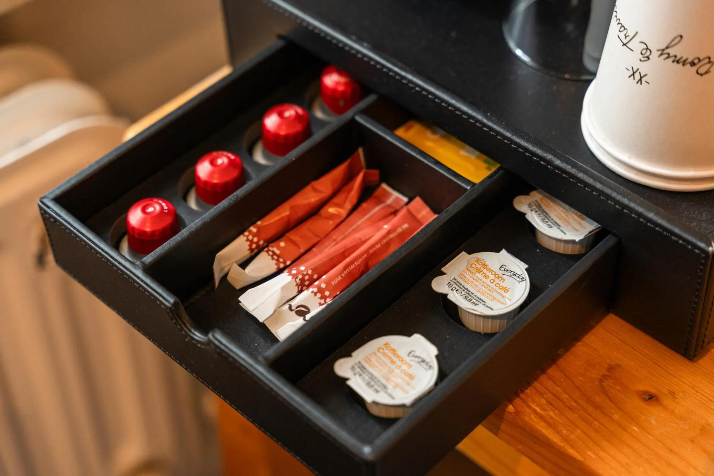 Coffee/tea facilities in Hotel de Pauw