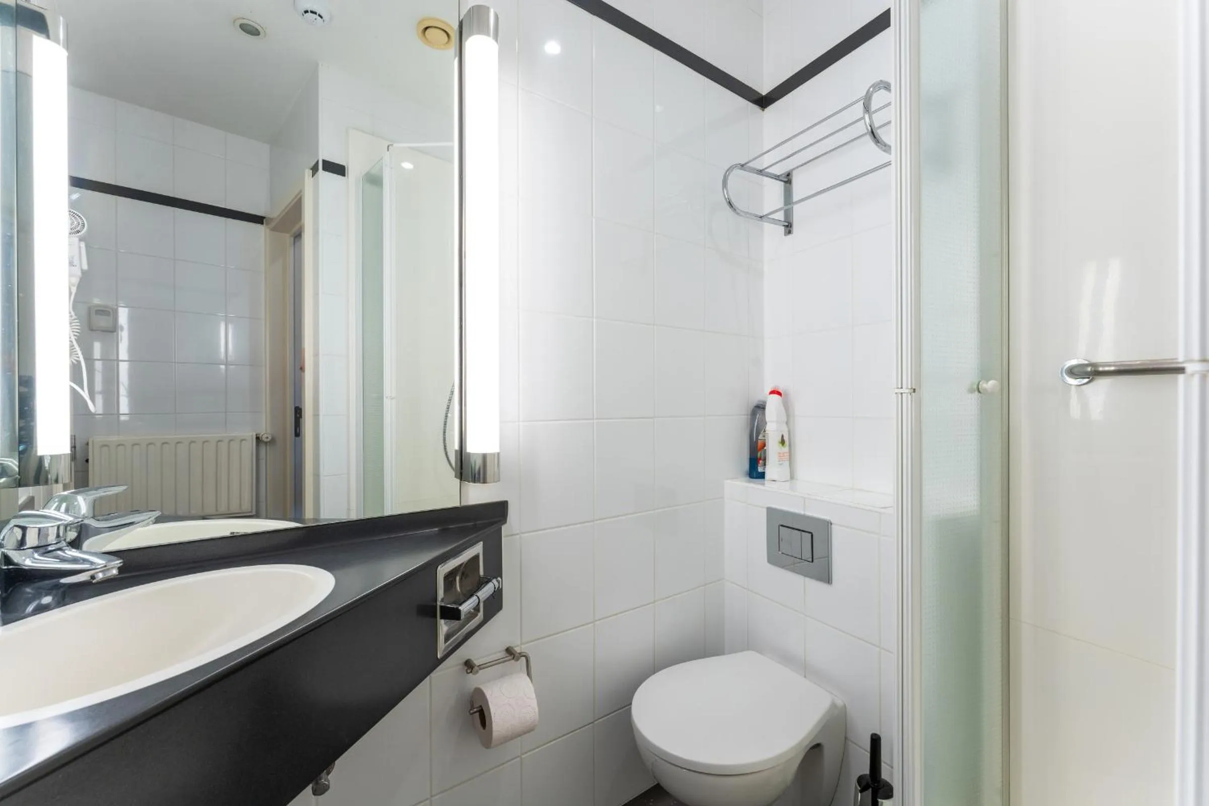 Shower, Bathroom in Hotel de Pauw