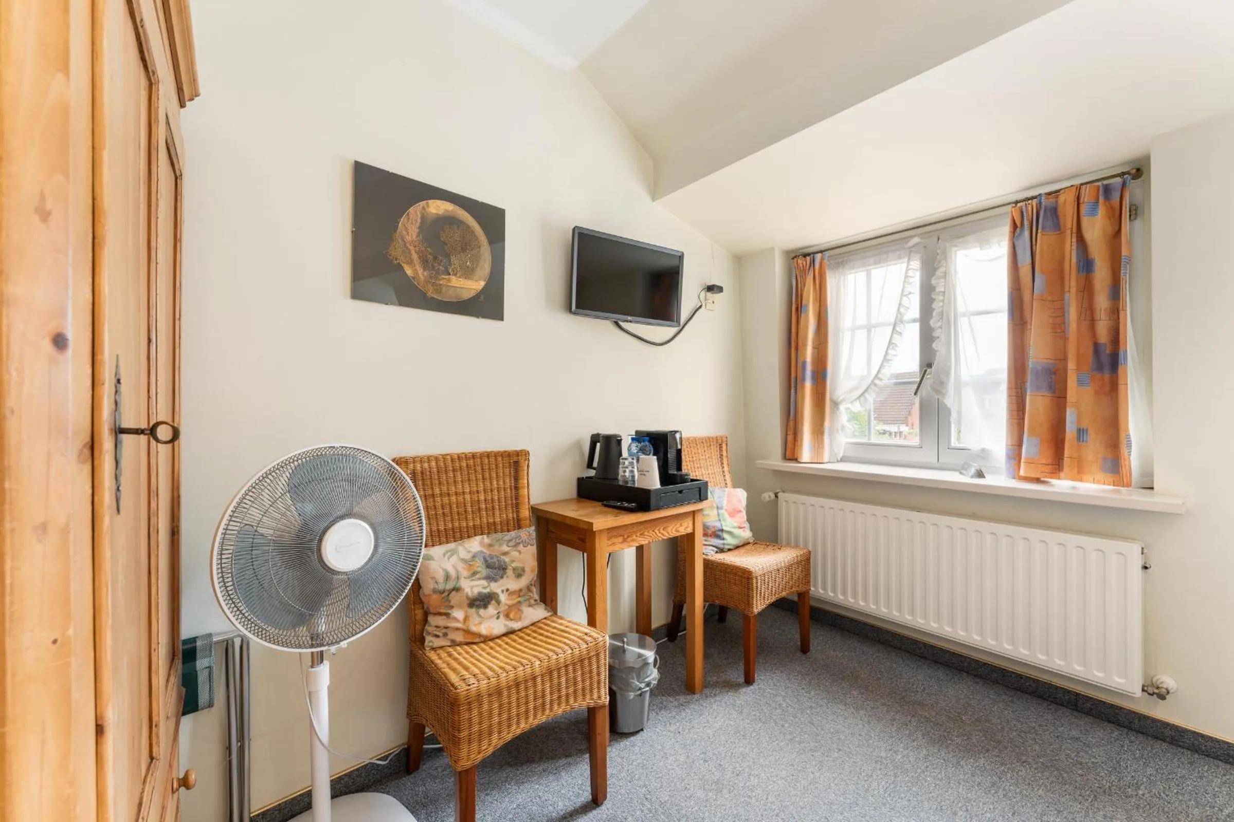 TV and multimedia, TV/Entertainment Center in Hotel de Pauw