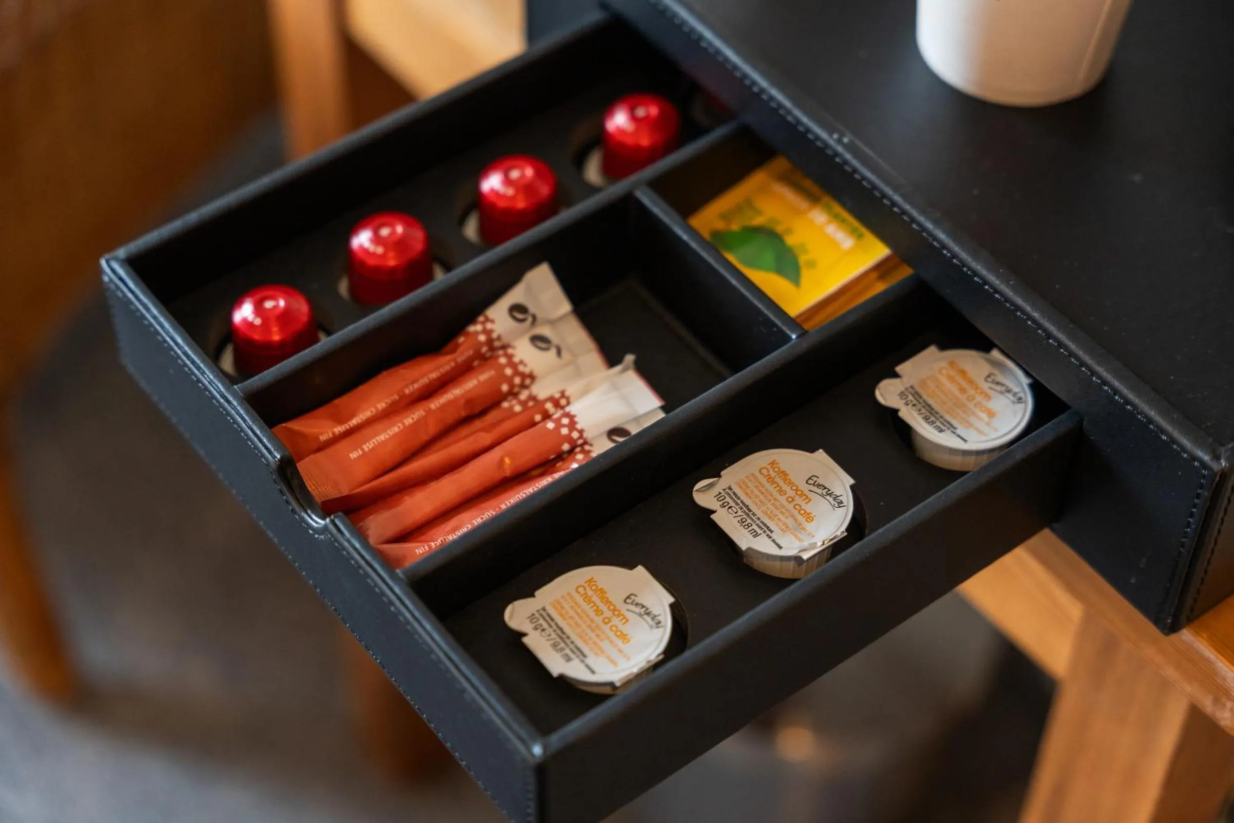Coffee/tea facilities in Hotel de Pauw
