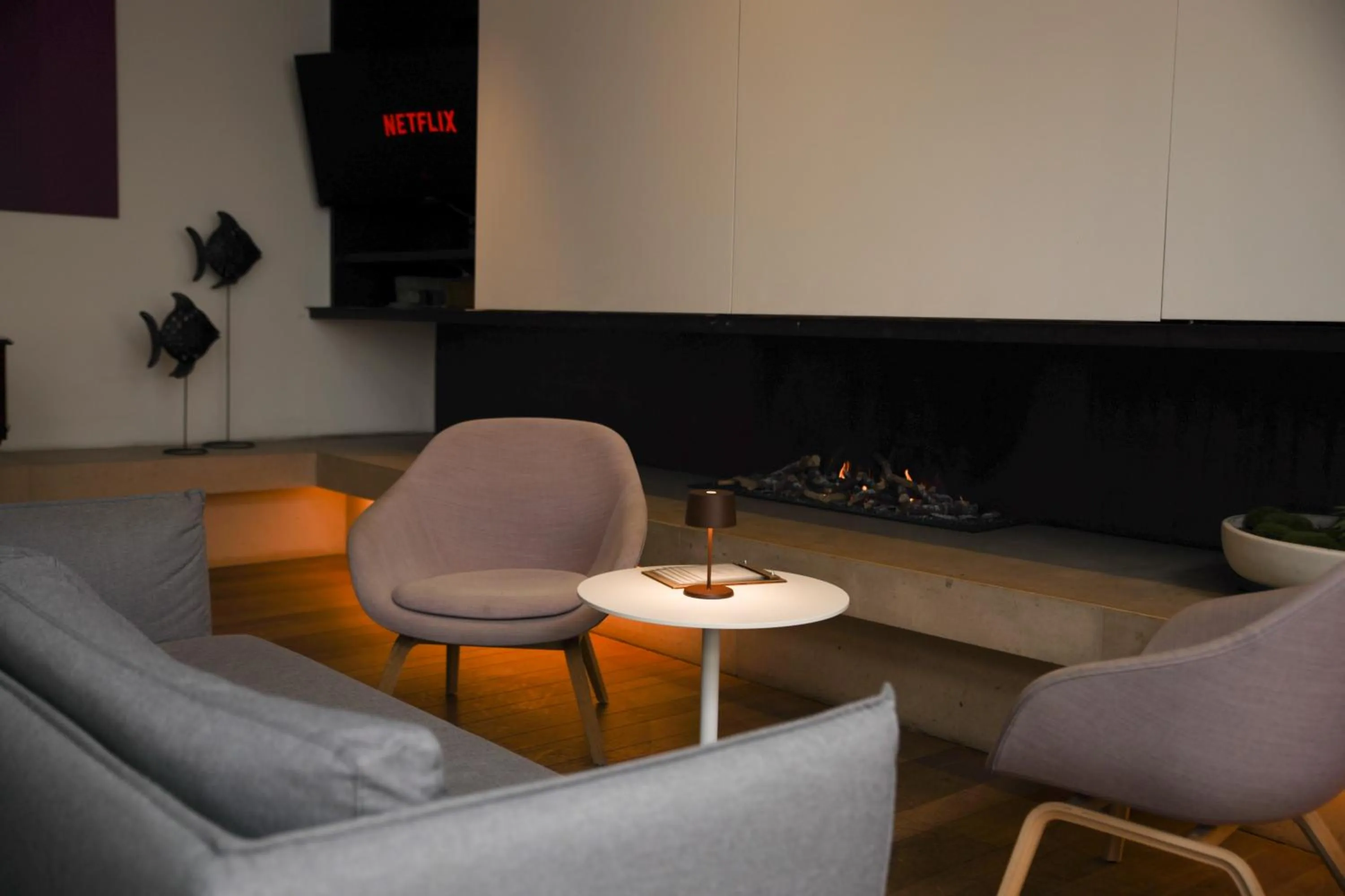 Communal lounge/ TV room in Alfa Inn