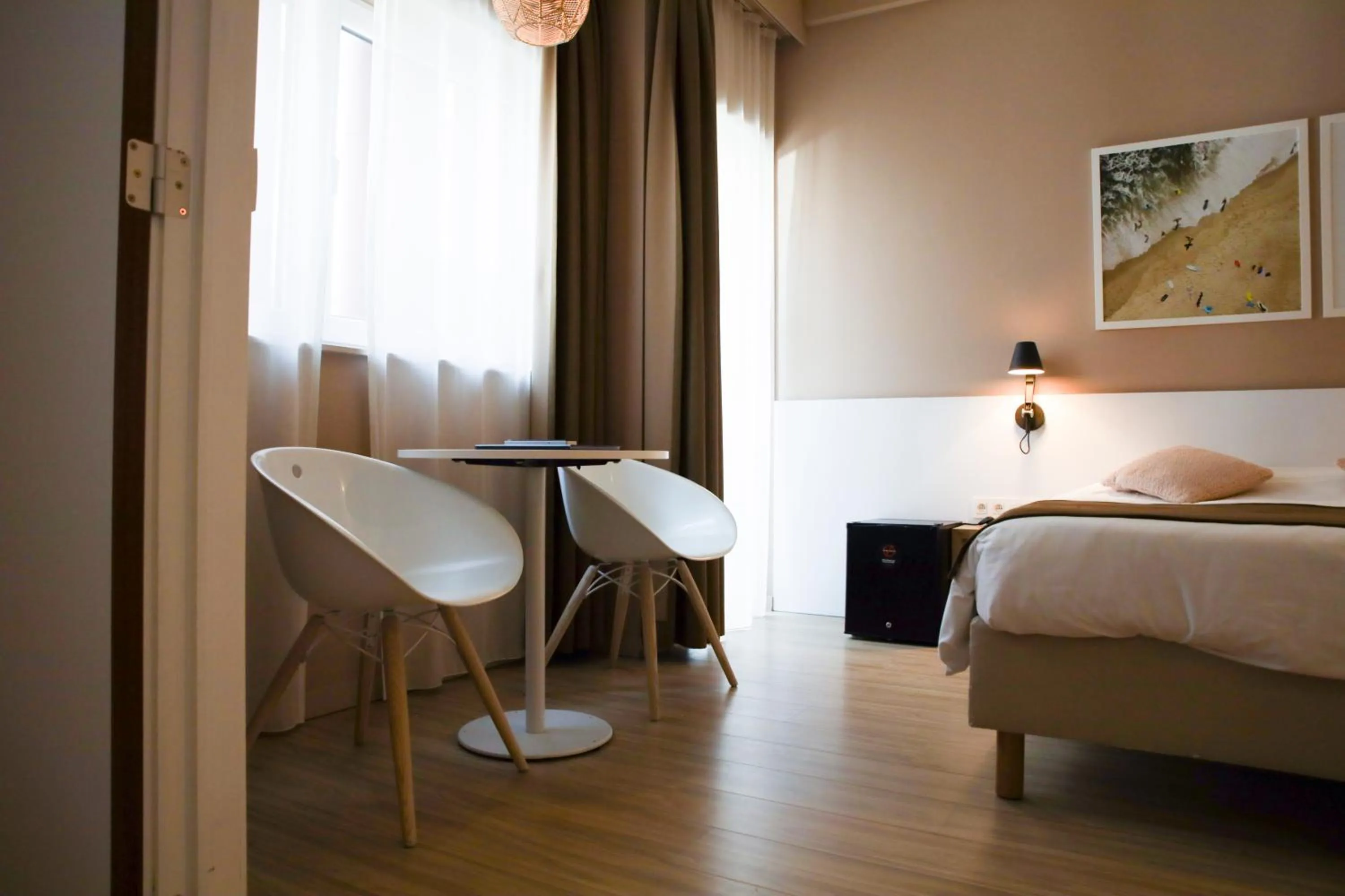 Seating area, Bed in Alfa Inn