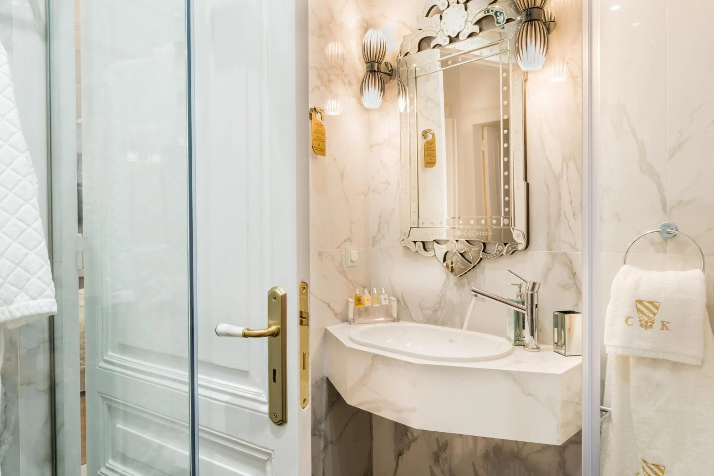 Shower in Casa Kallergi