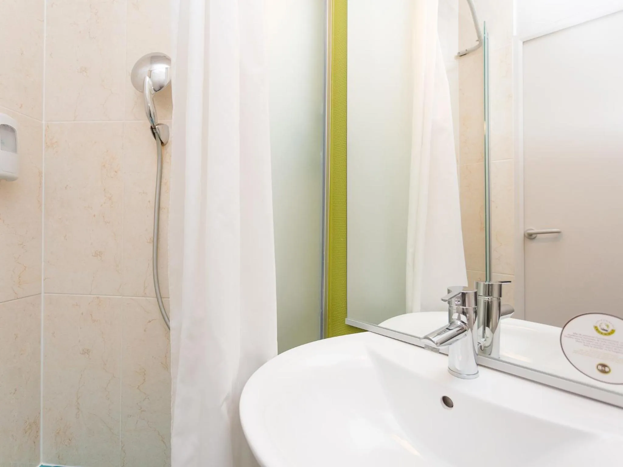 Bathroom in B&B HOTEL Metz Semécourt