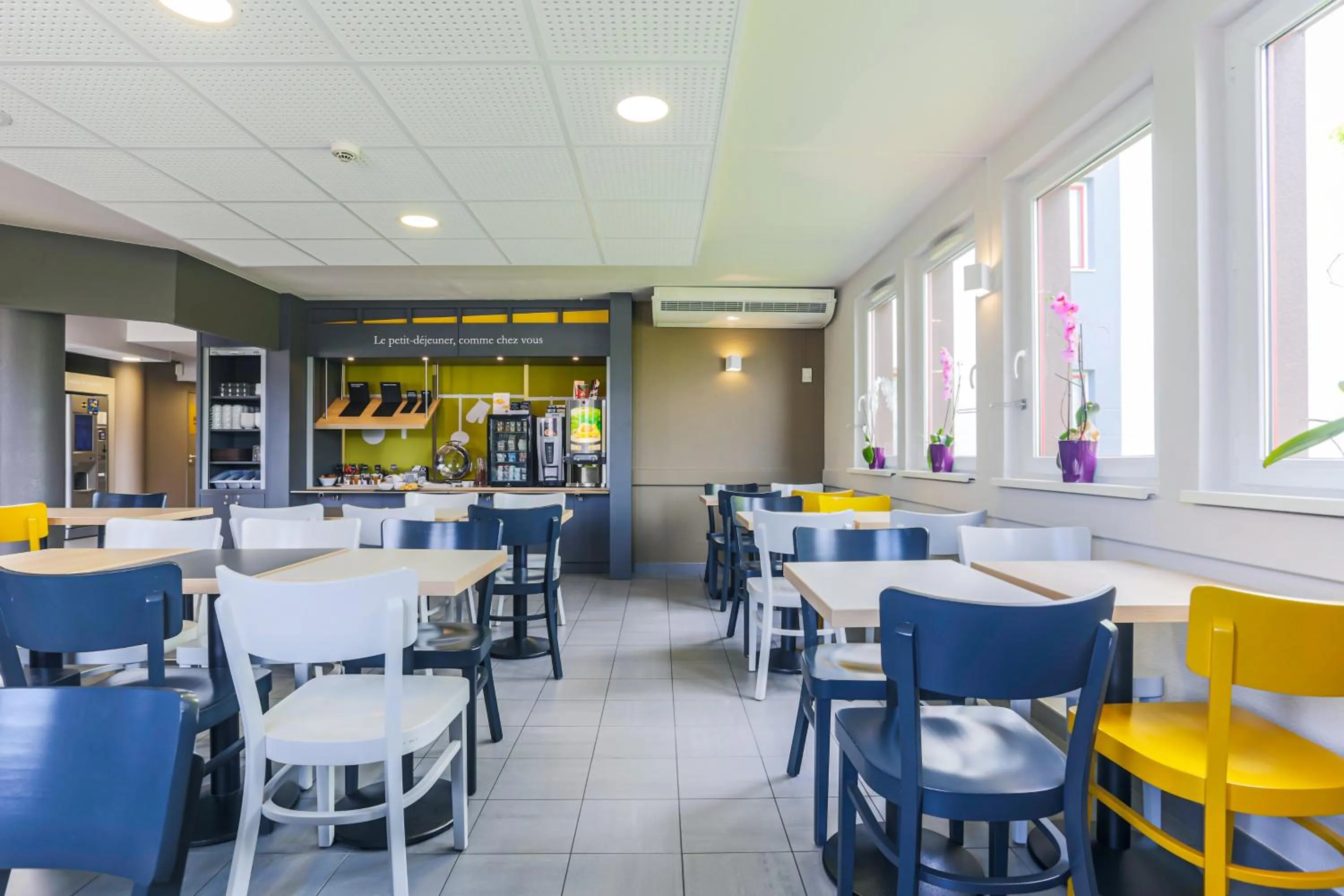 Buffet breakfast in B&B HOTEL Metz Semécourt