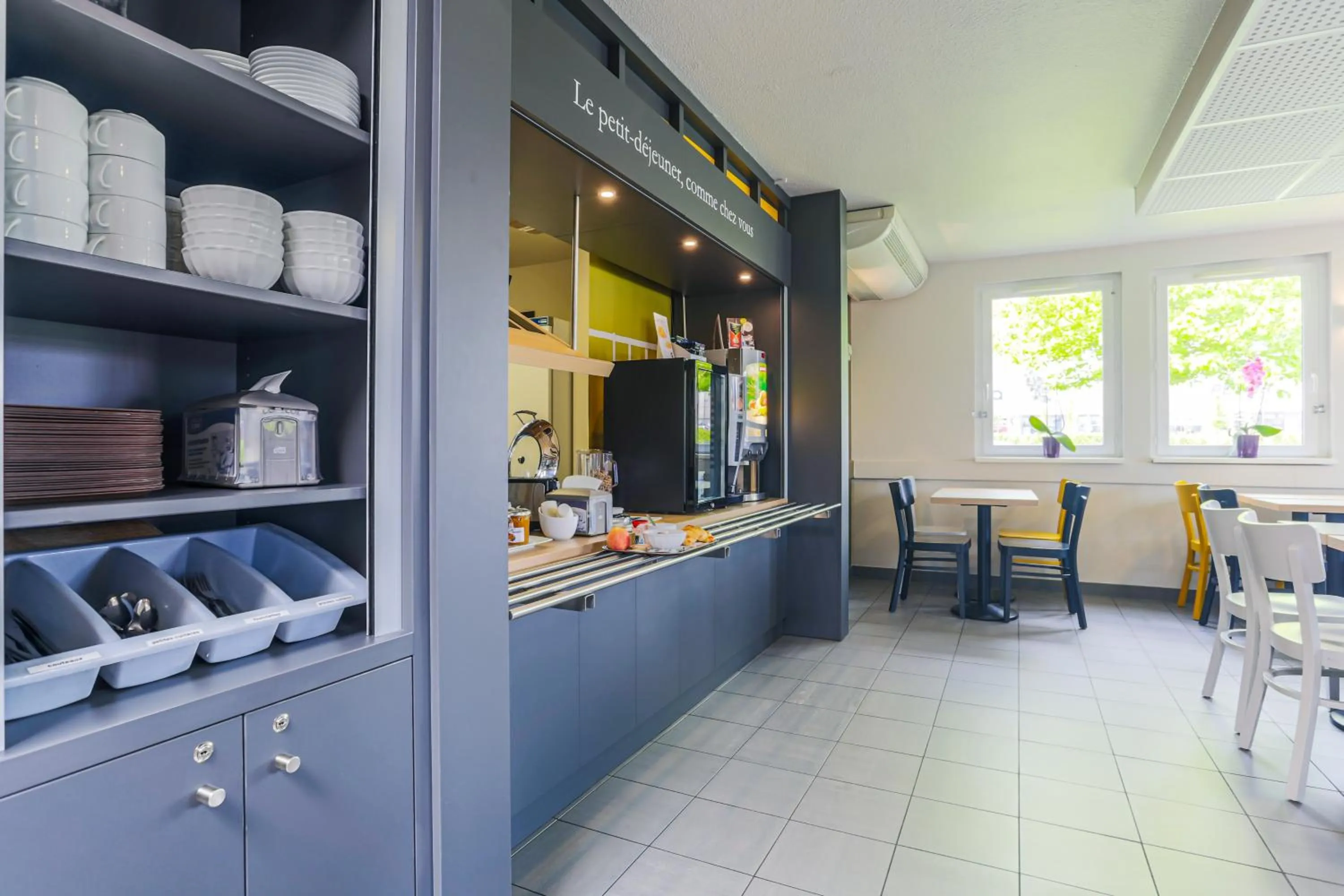 Buffet breakfast in B&B HOTEL Metz Semécourt