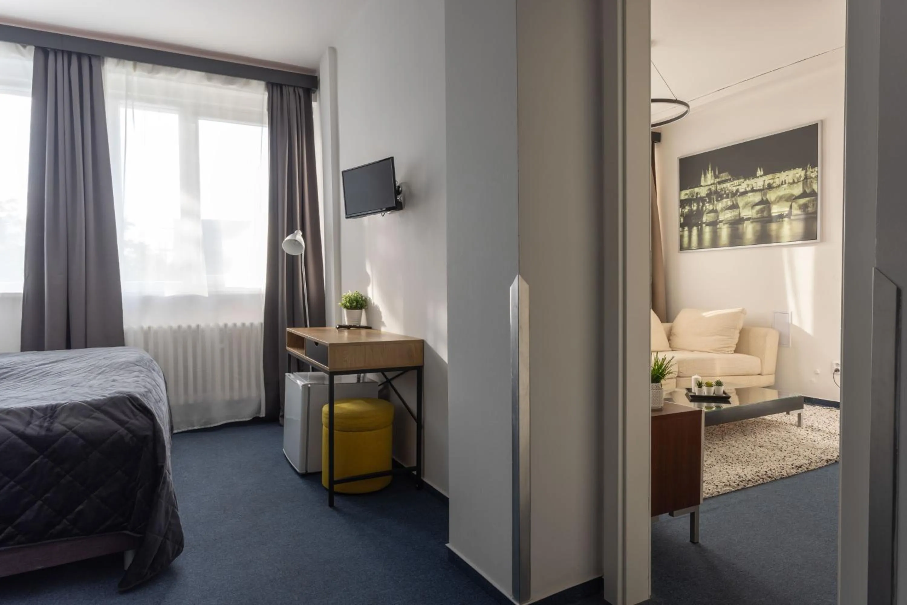 Living room, Bed in Hotel AMITY