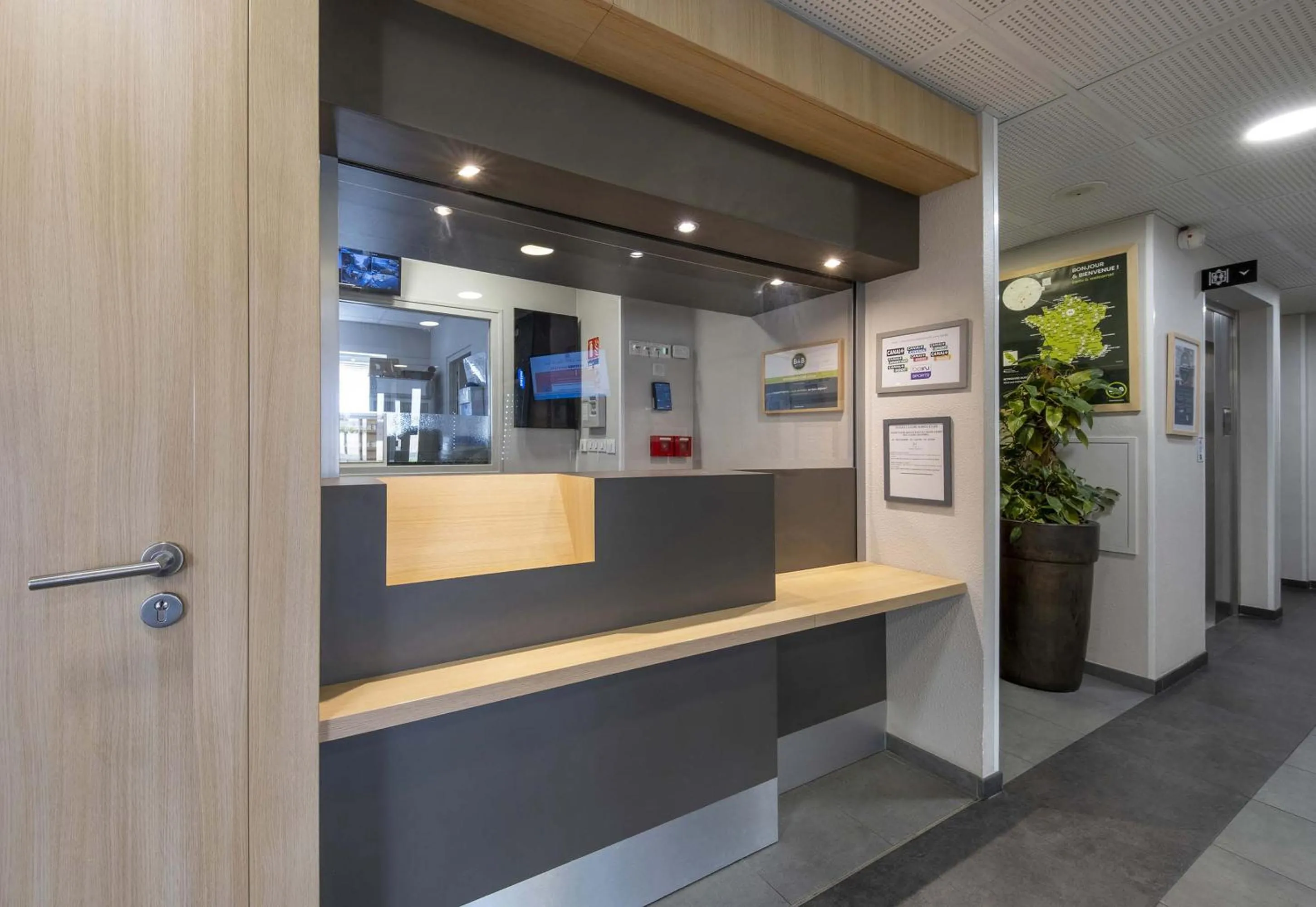 Lobby or reception in B&B HOTEL Royan La Palmyre