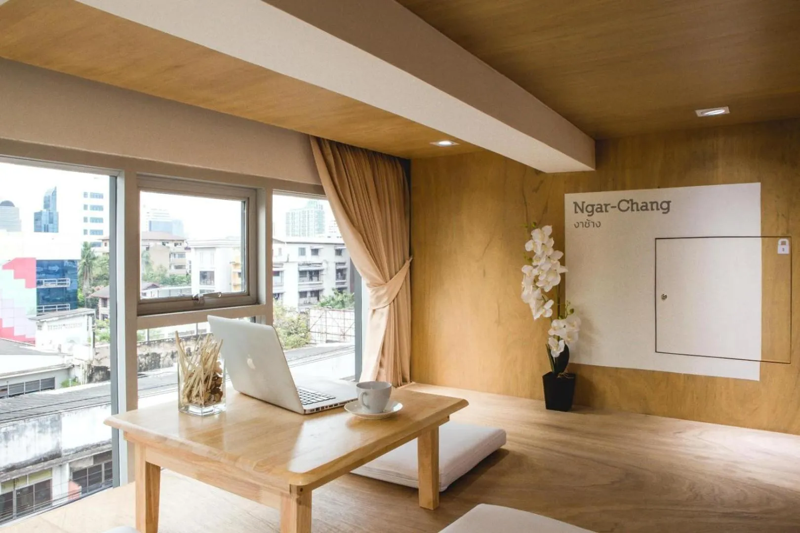 Seating area in BoB Hostel บ็อบโฮสเทล