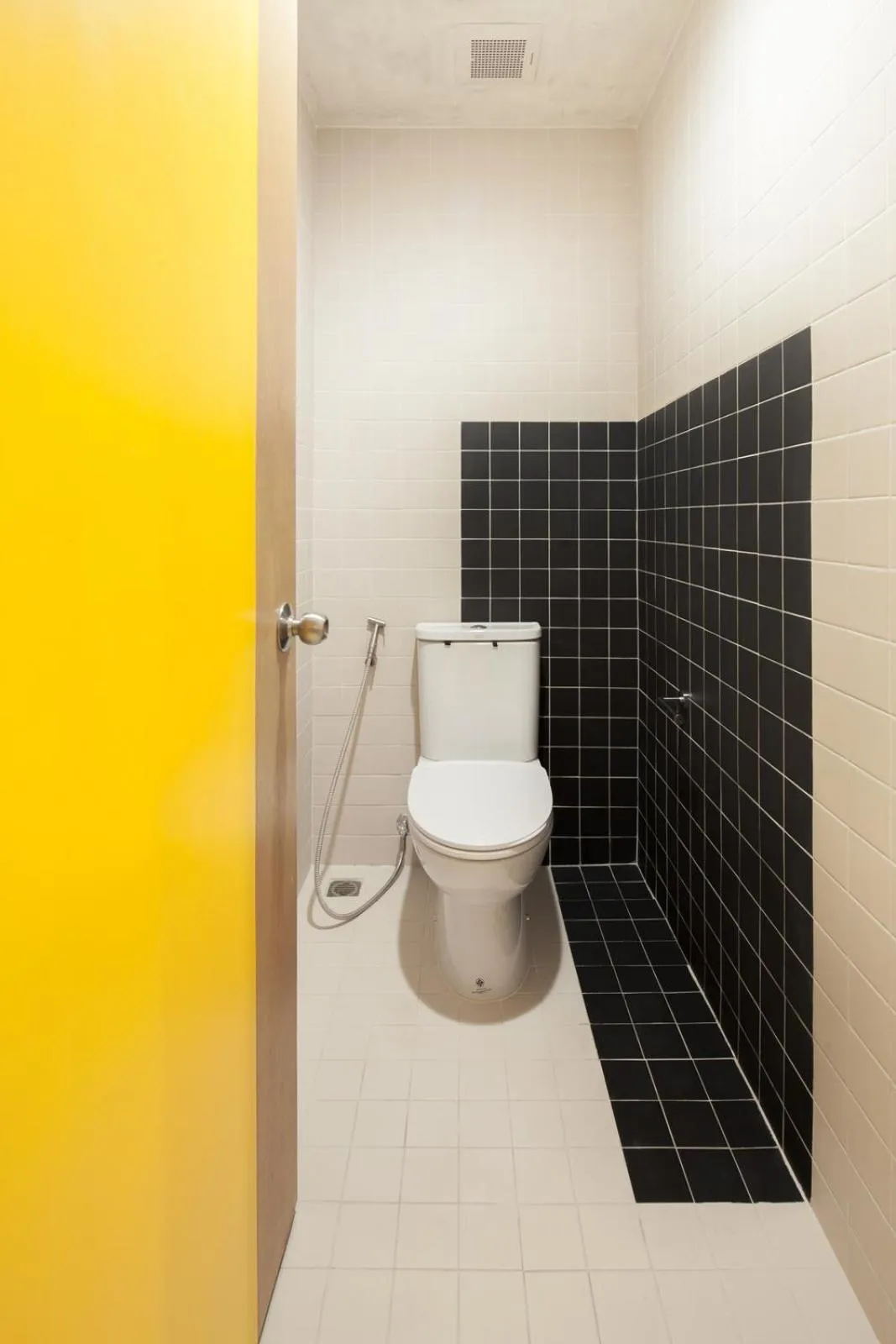 Toilet in BoB Hostel บ็อบโฮสเทล