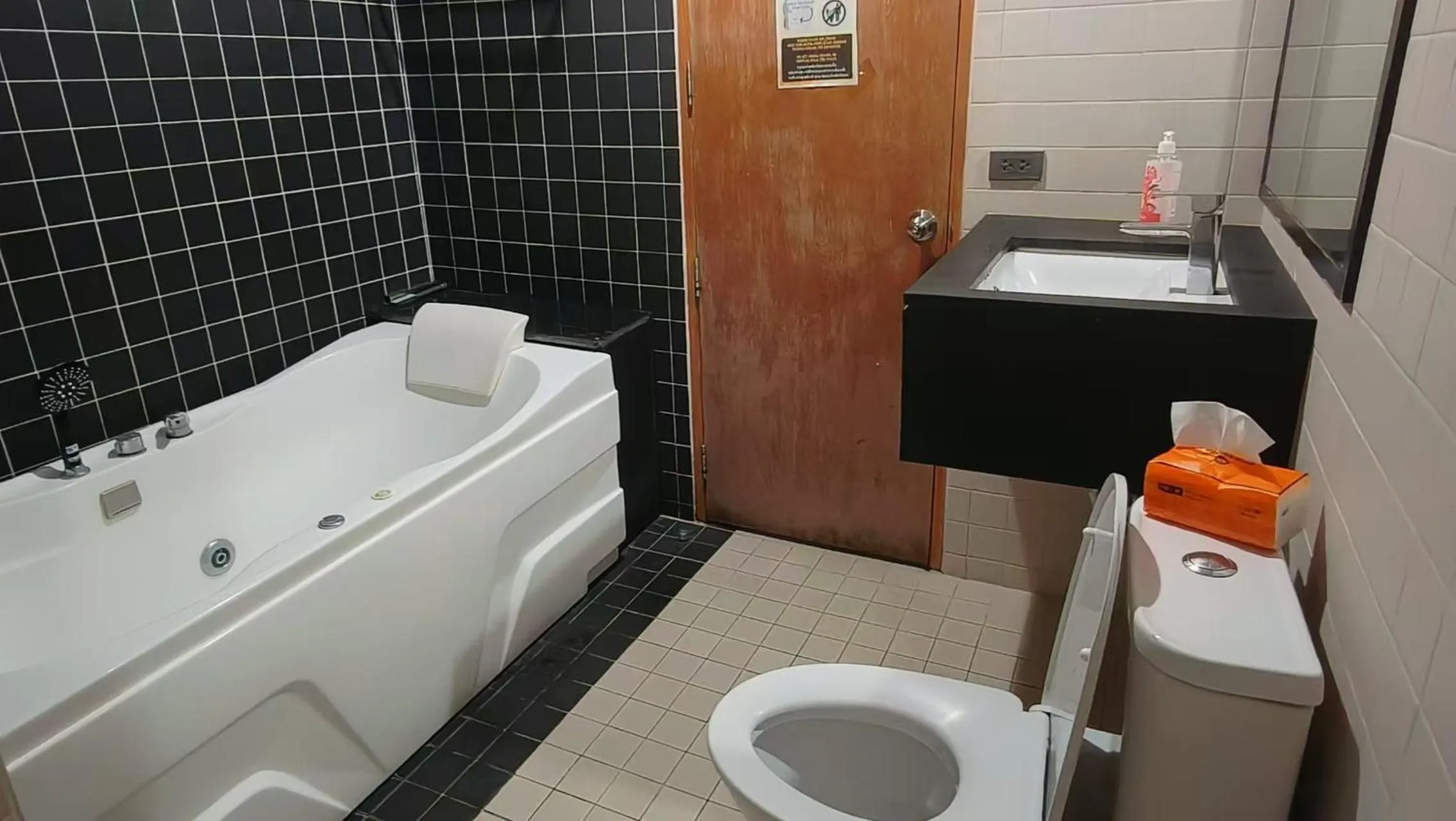 Bathroom in BoB Hostel บ็อบโฮสเทล