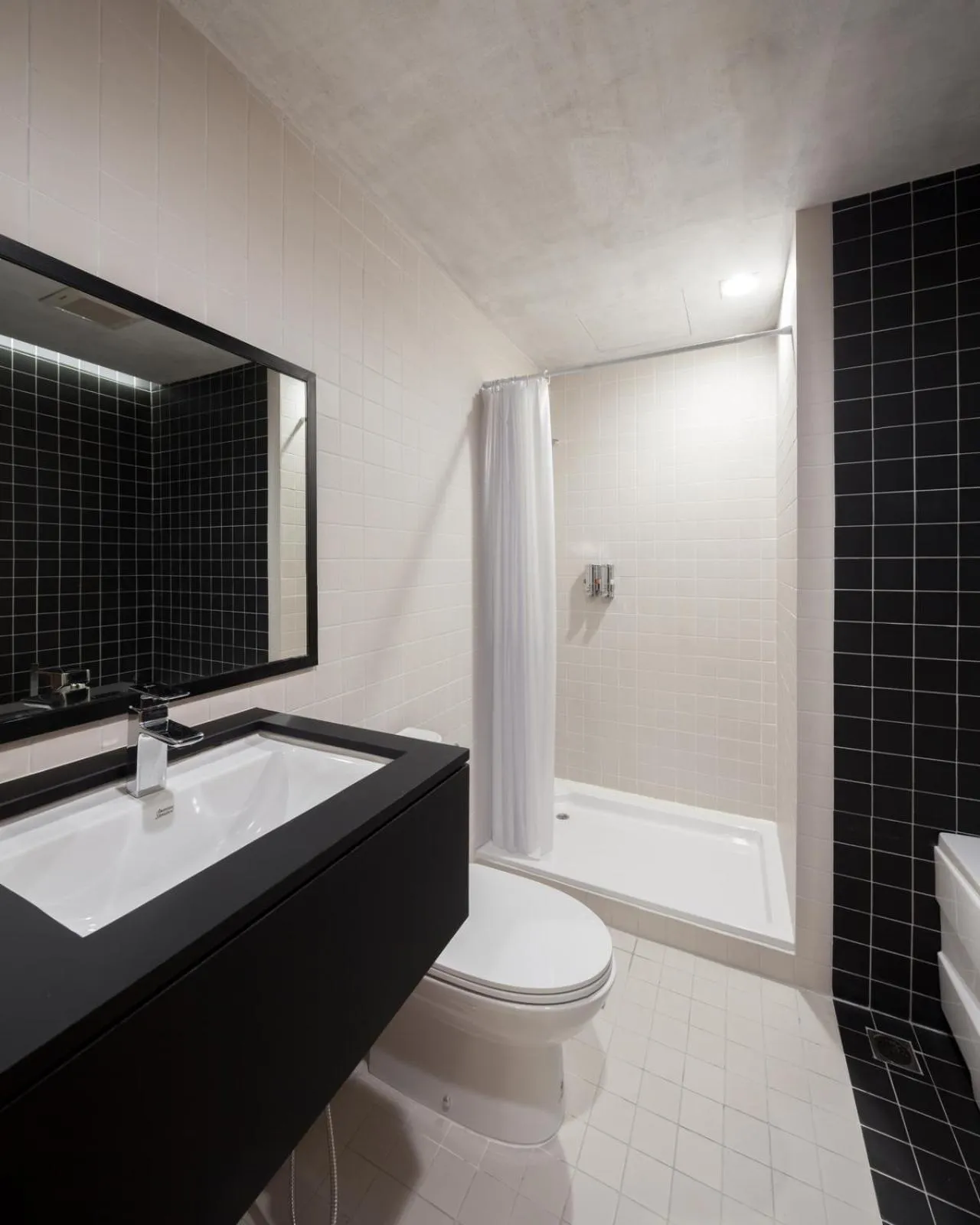 Shower in BoB Hostel บ็อบโฮสเทล