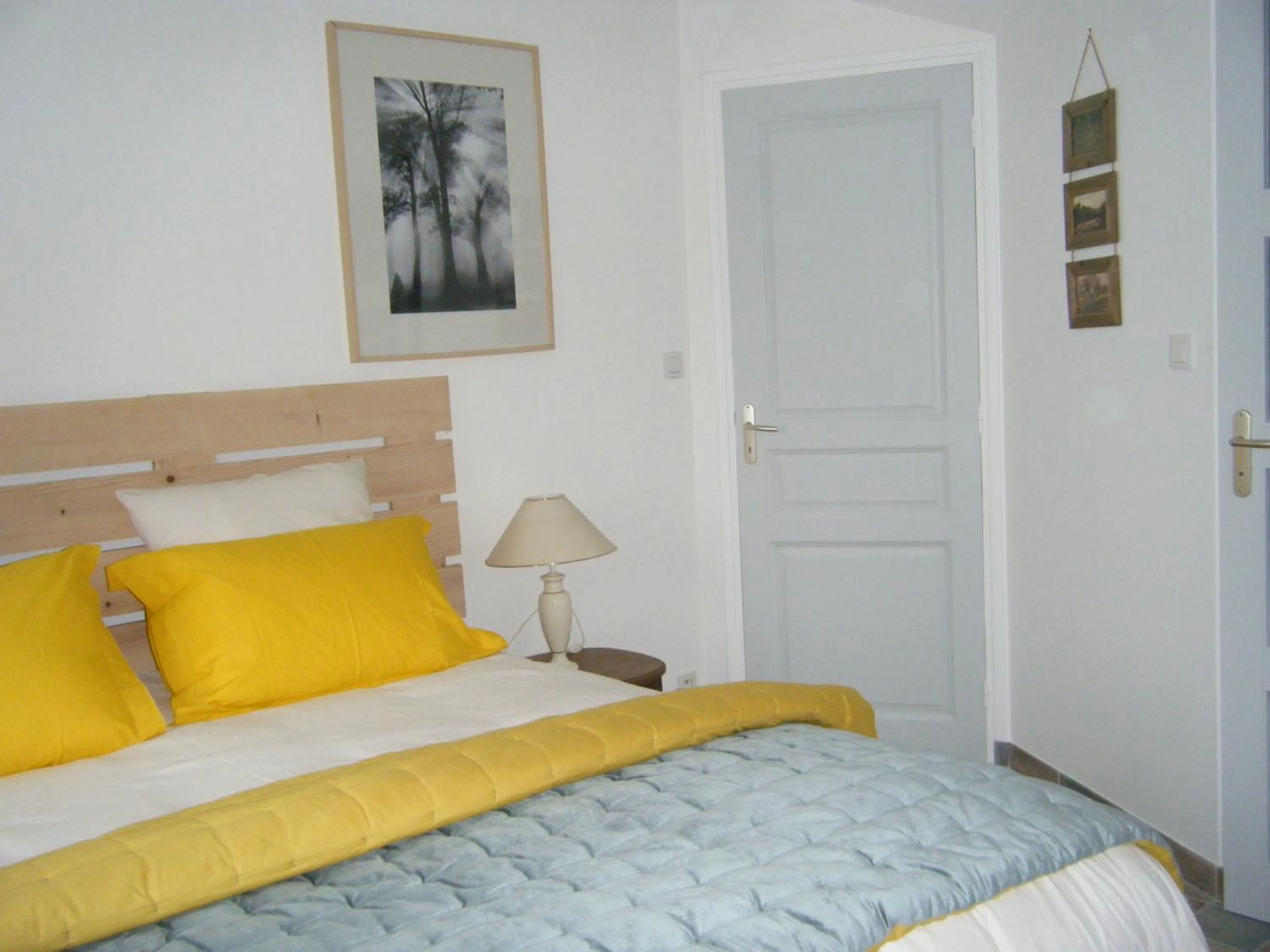 Bed in Les chambres du Manoir de Kerhel