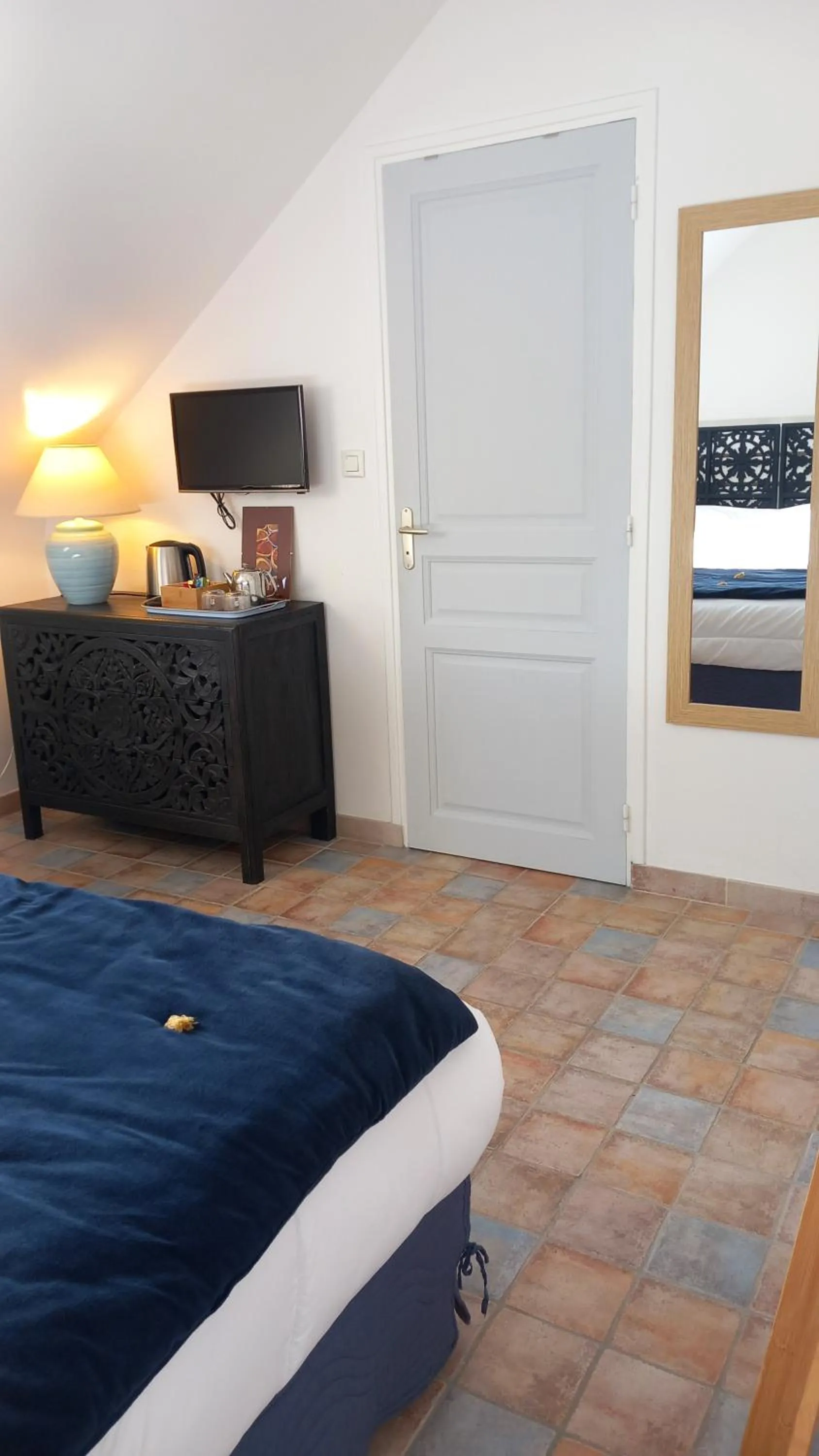 Bedroom, Bed in Les chambres du Manoir de Kerhel