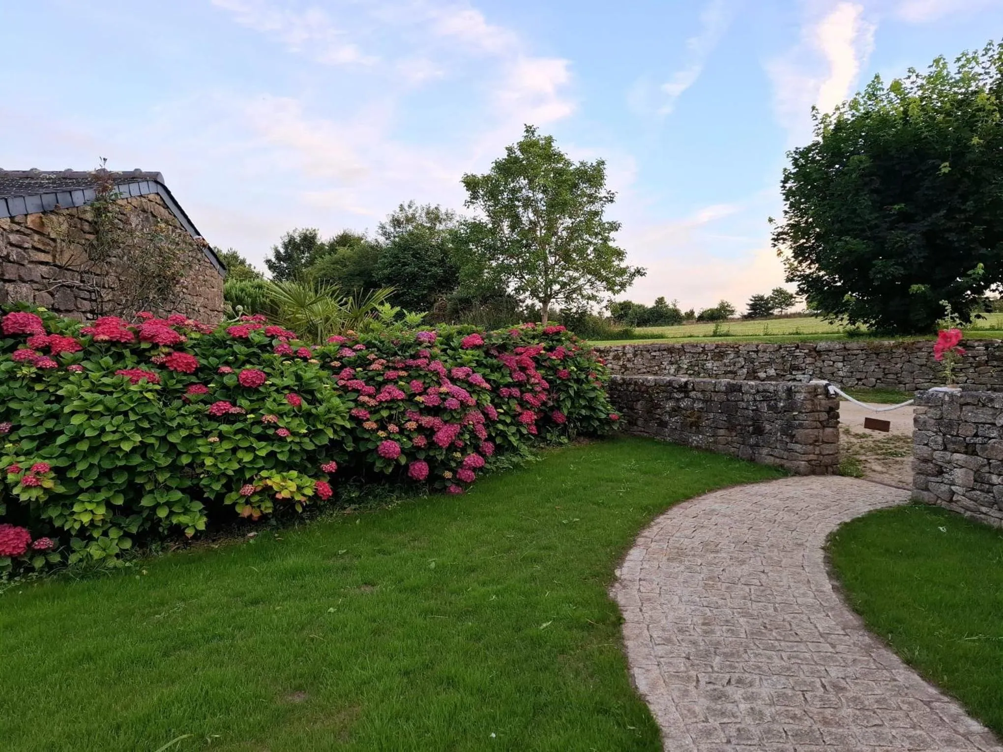 Garden view in Les chambres du Manoir de Kerhel