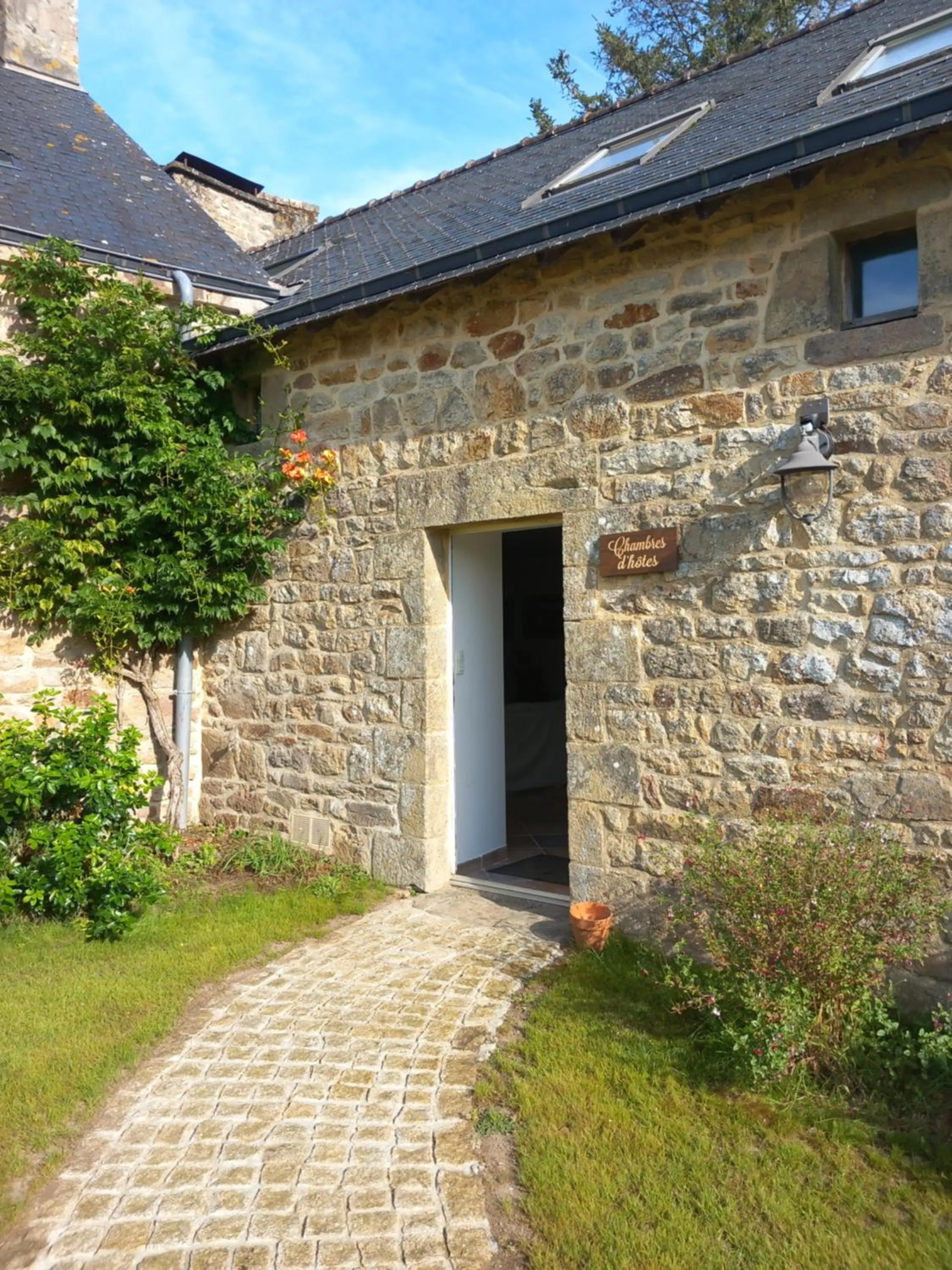 Facade/entrance in Les chambres du Manoir de Kerhel