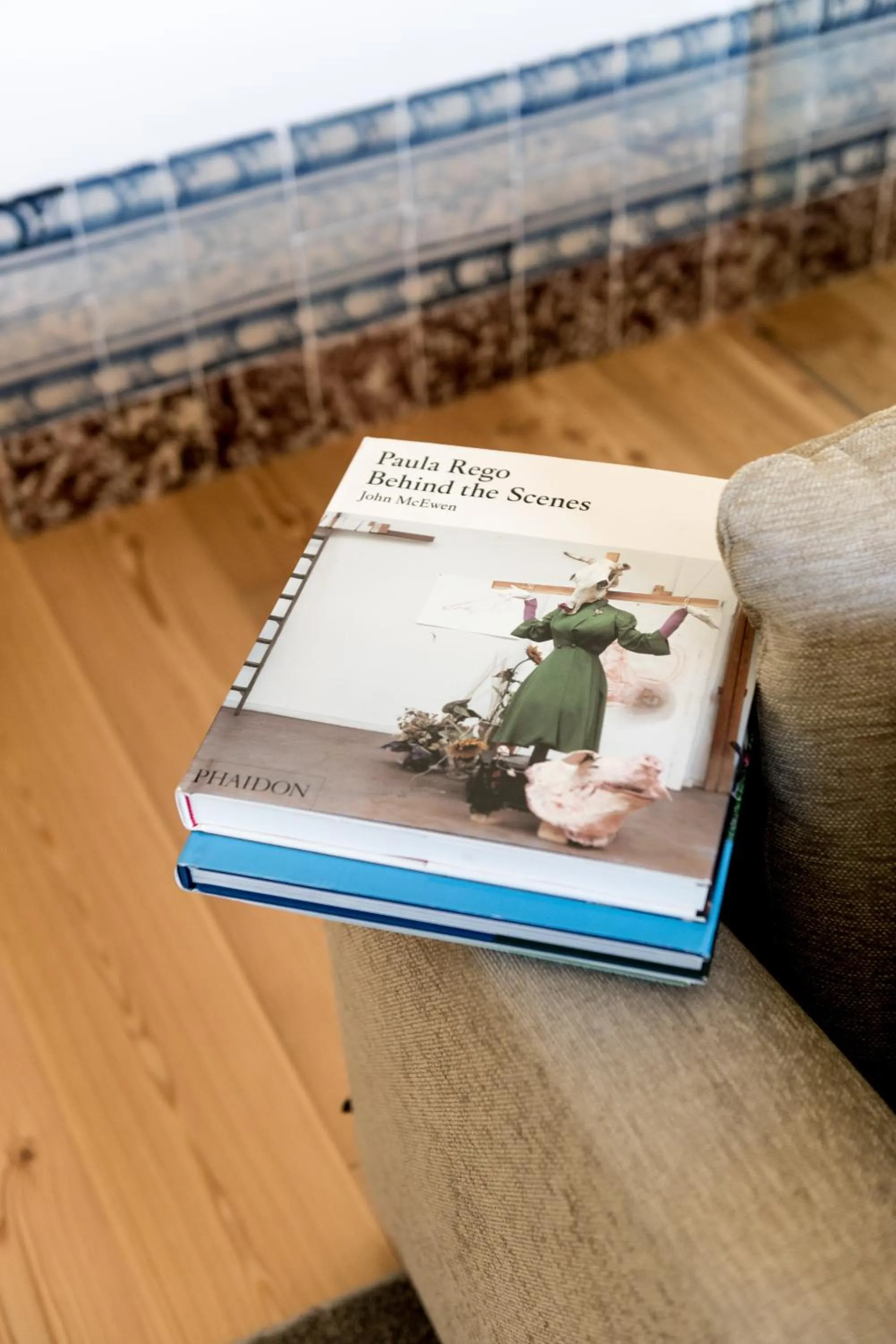 Decorative detail in Flora Chiado Apartments