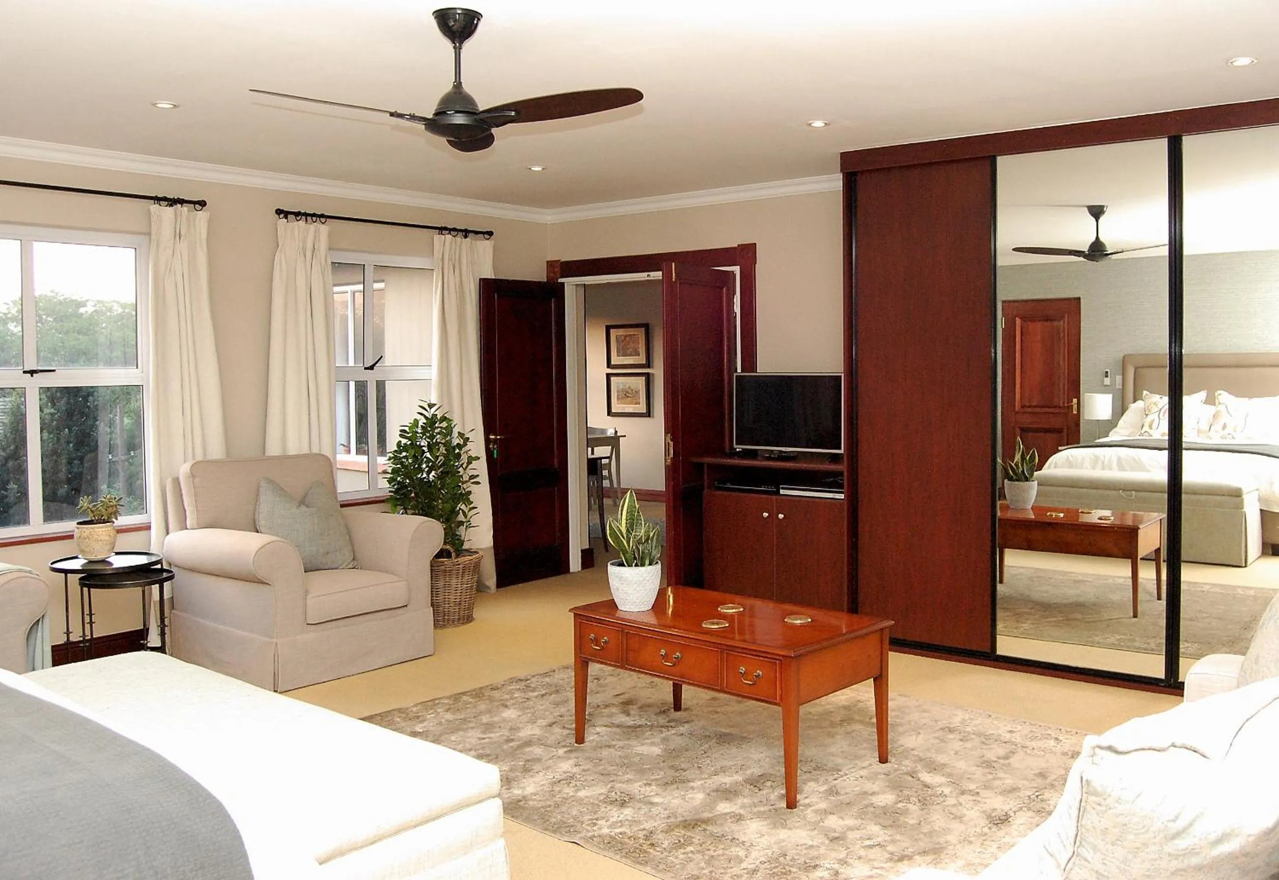 TV and multimedia, Bed in Wild Olive Executive Suite