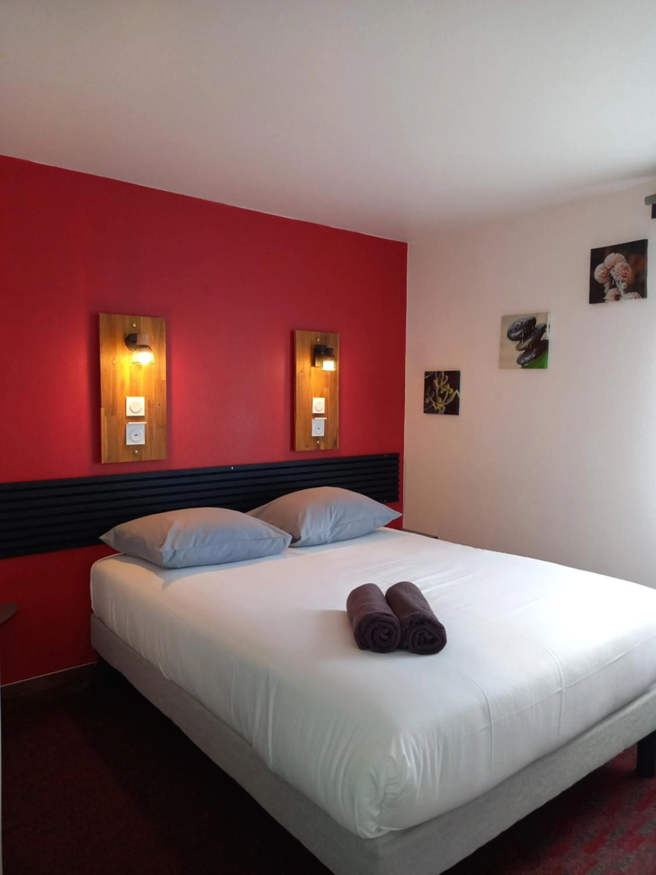 Photo of the whole room, Bed in Kyriad Direct Saintes