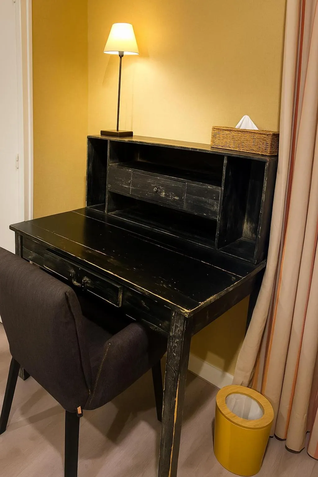 Decorative detail in Cit'Hotel des Messageries