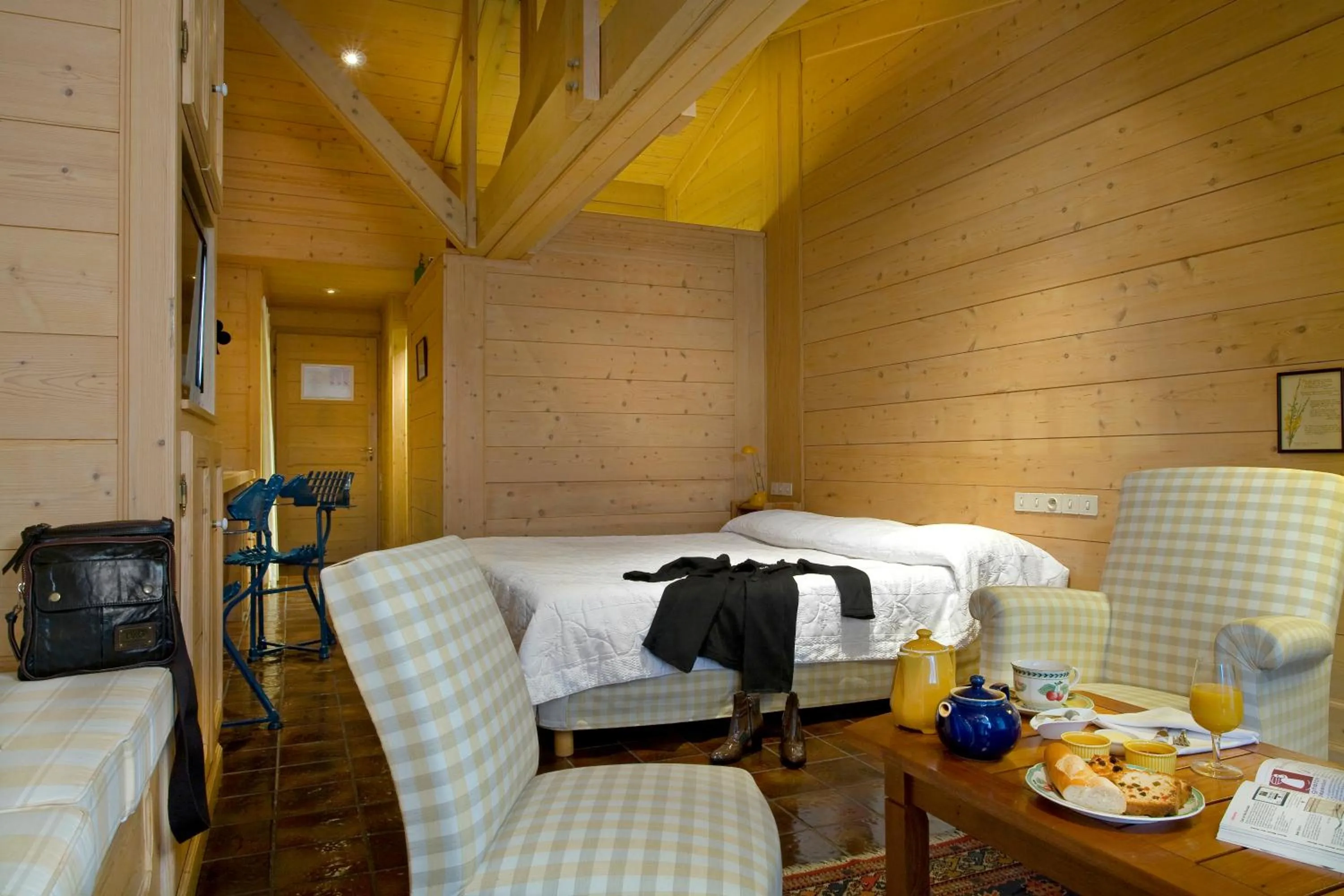 Photo of the whole room, Bed in Relais du Bois Saint Georges - Hôtel de Charme