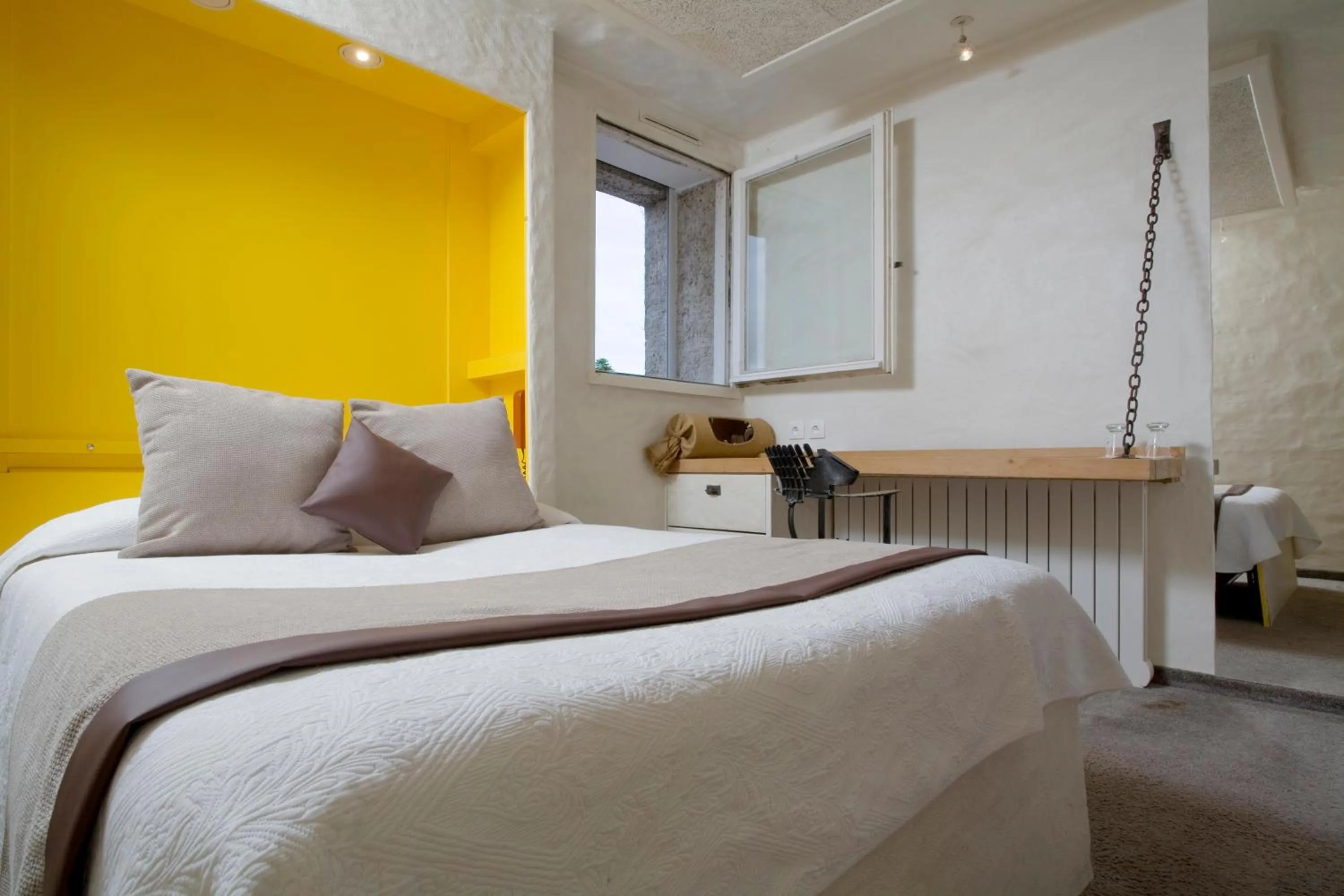 Photo of the whole room, Bed in Relais du Bois Saint Georges - Hôtel de Charme