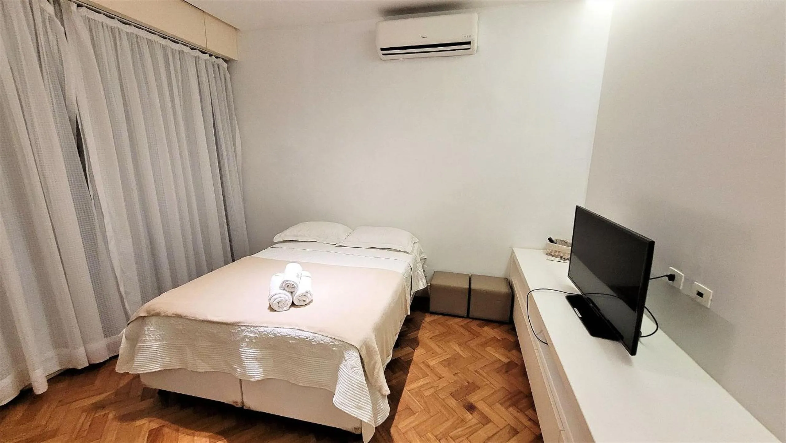 Bedroom, Bed in RIO DE JANEIRO - LEBLON BEACH