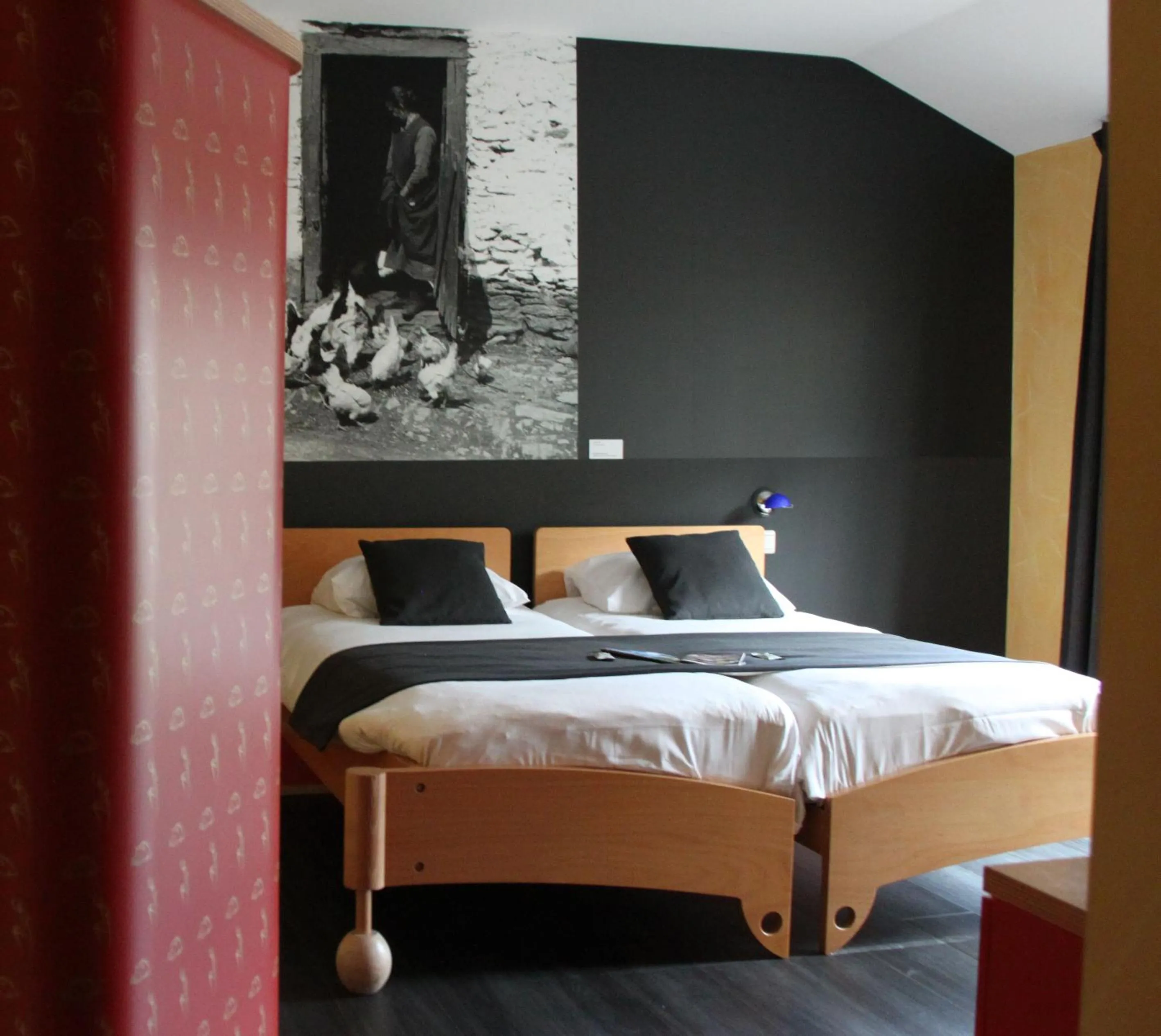 Bed in Hôtel Val de Poix- Logis Hôtel Restaurant