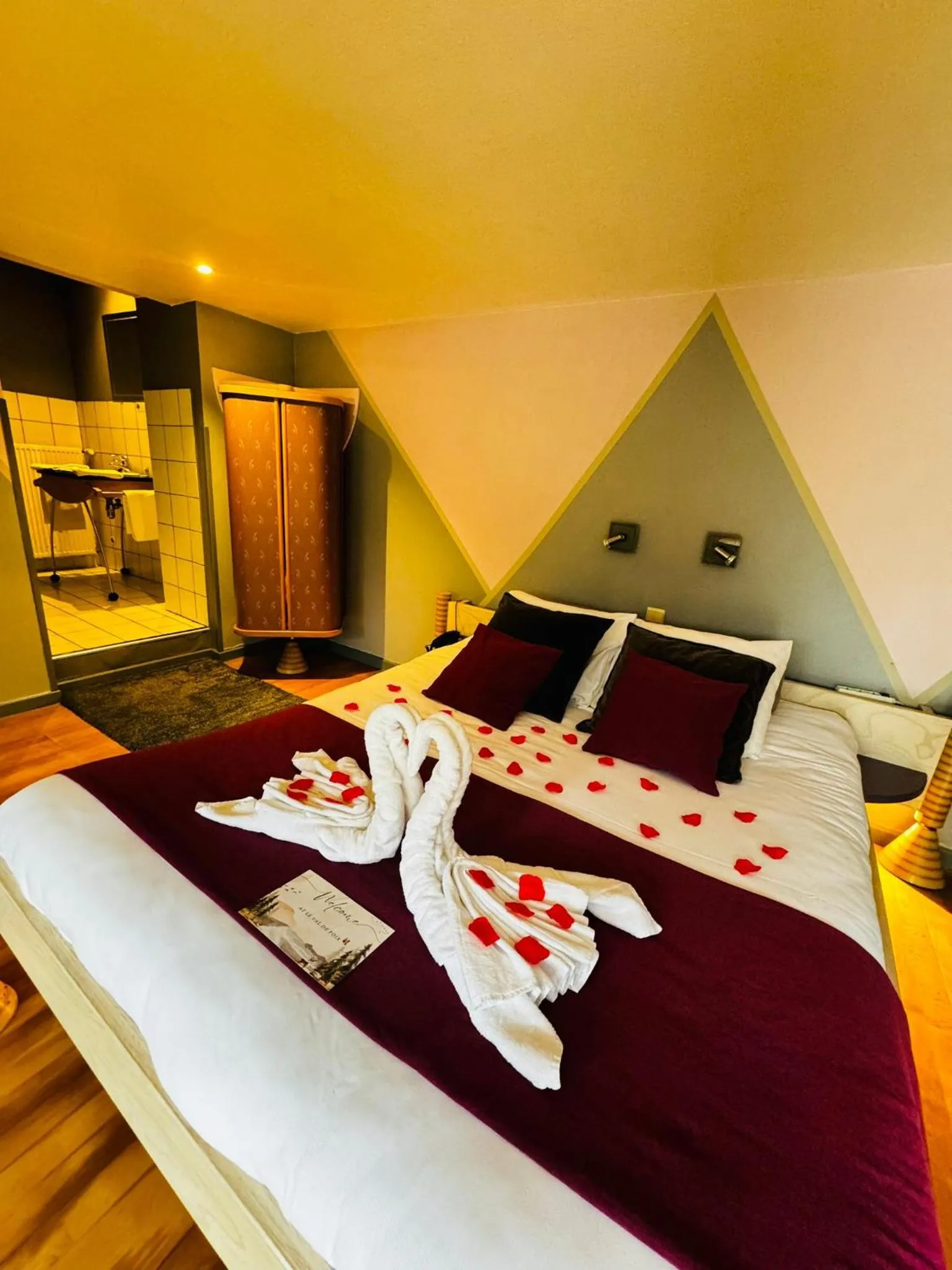 Bed in Hôtel Val de Poix- Logis Hôtel Restaurant