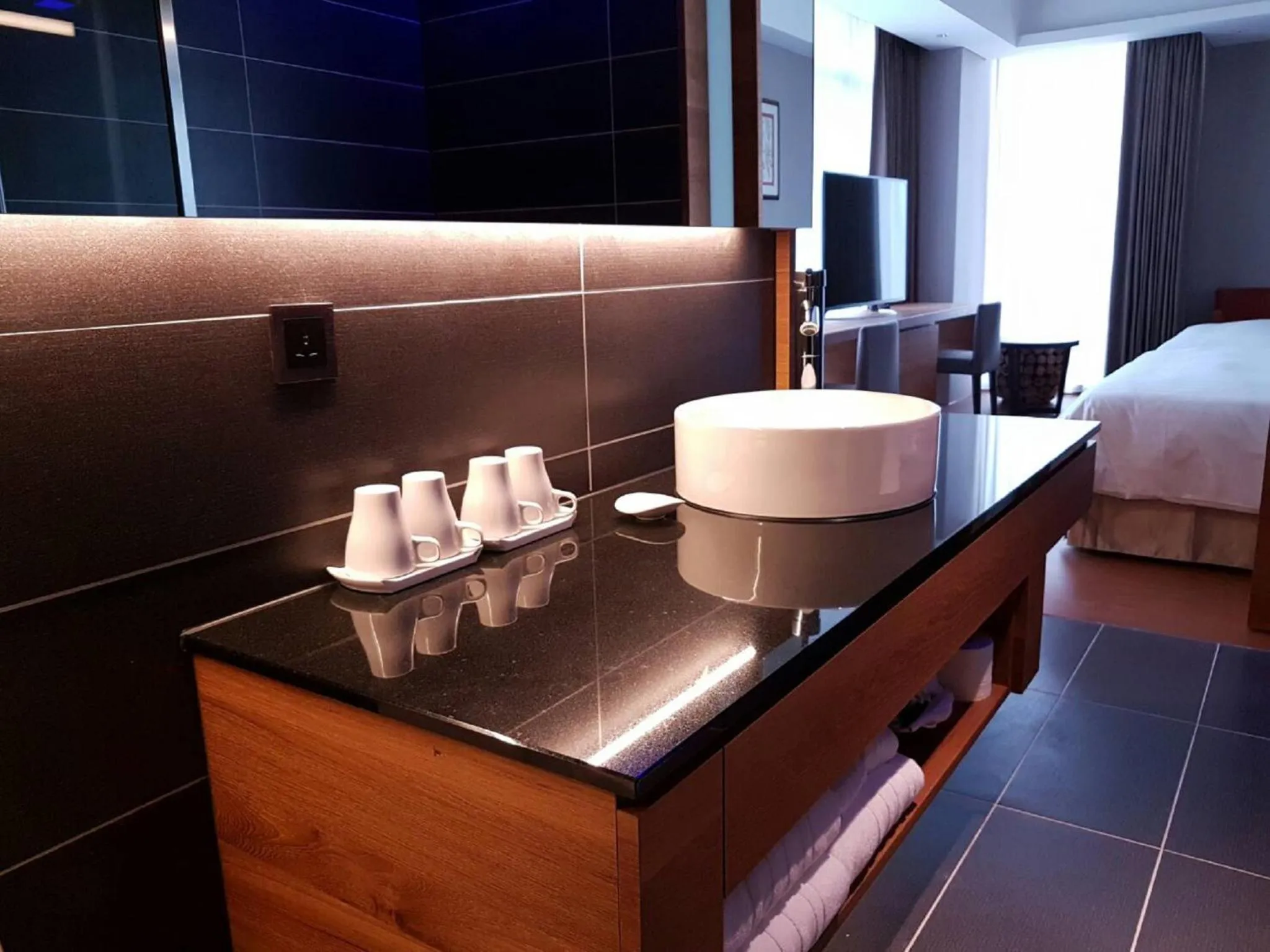 Toilet, Bed in Walden Hotel