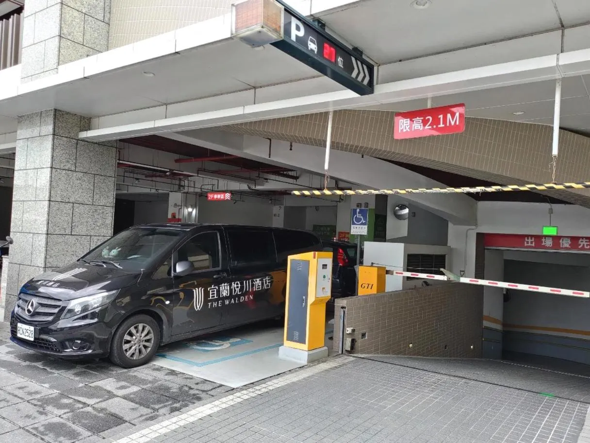 Parking in Walden Hotel