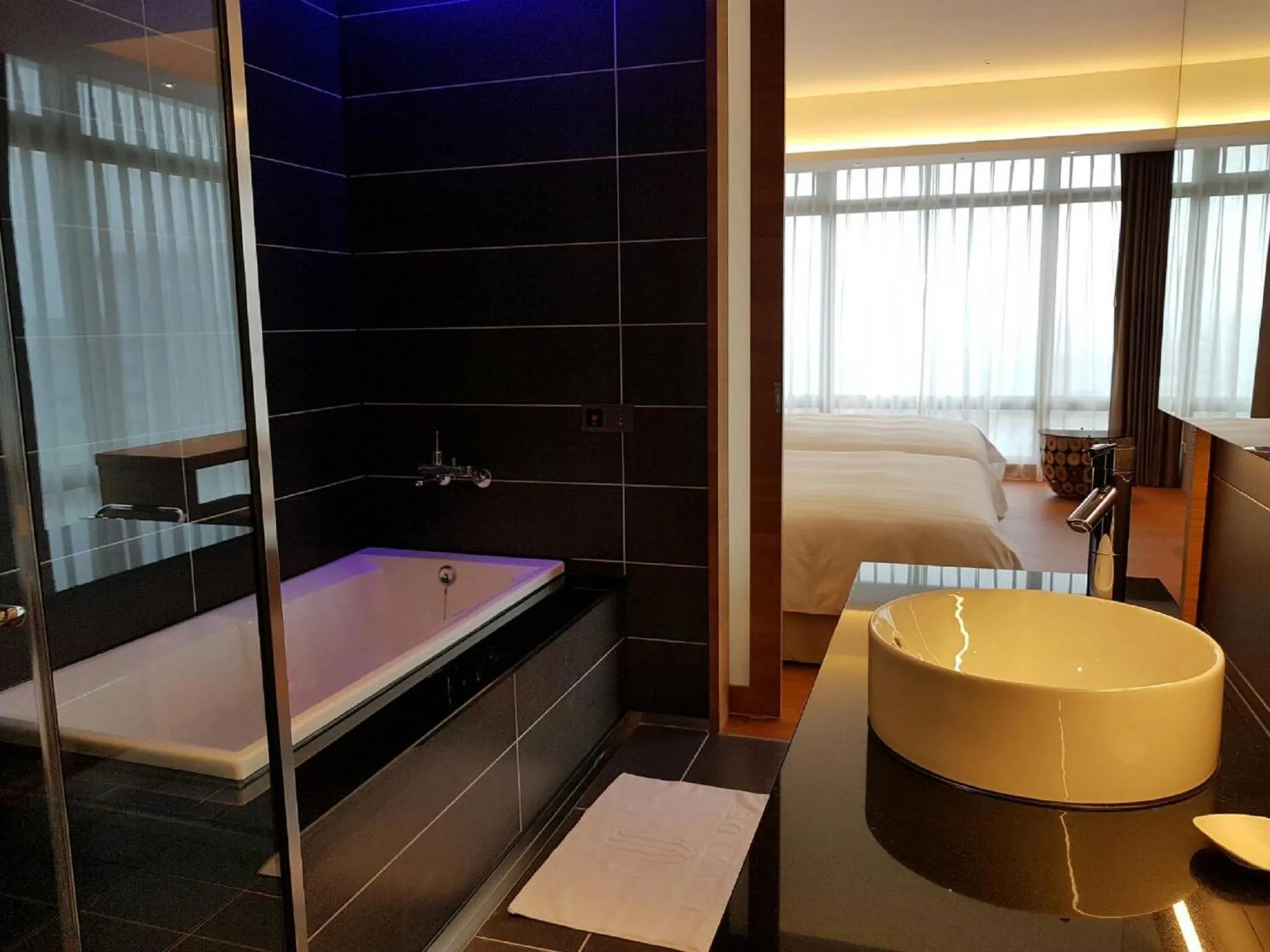 Bathroom, Bed in Walden Hotel