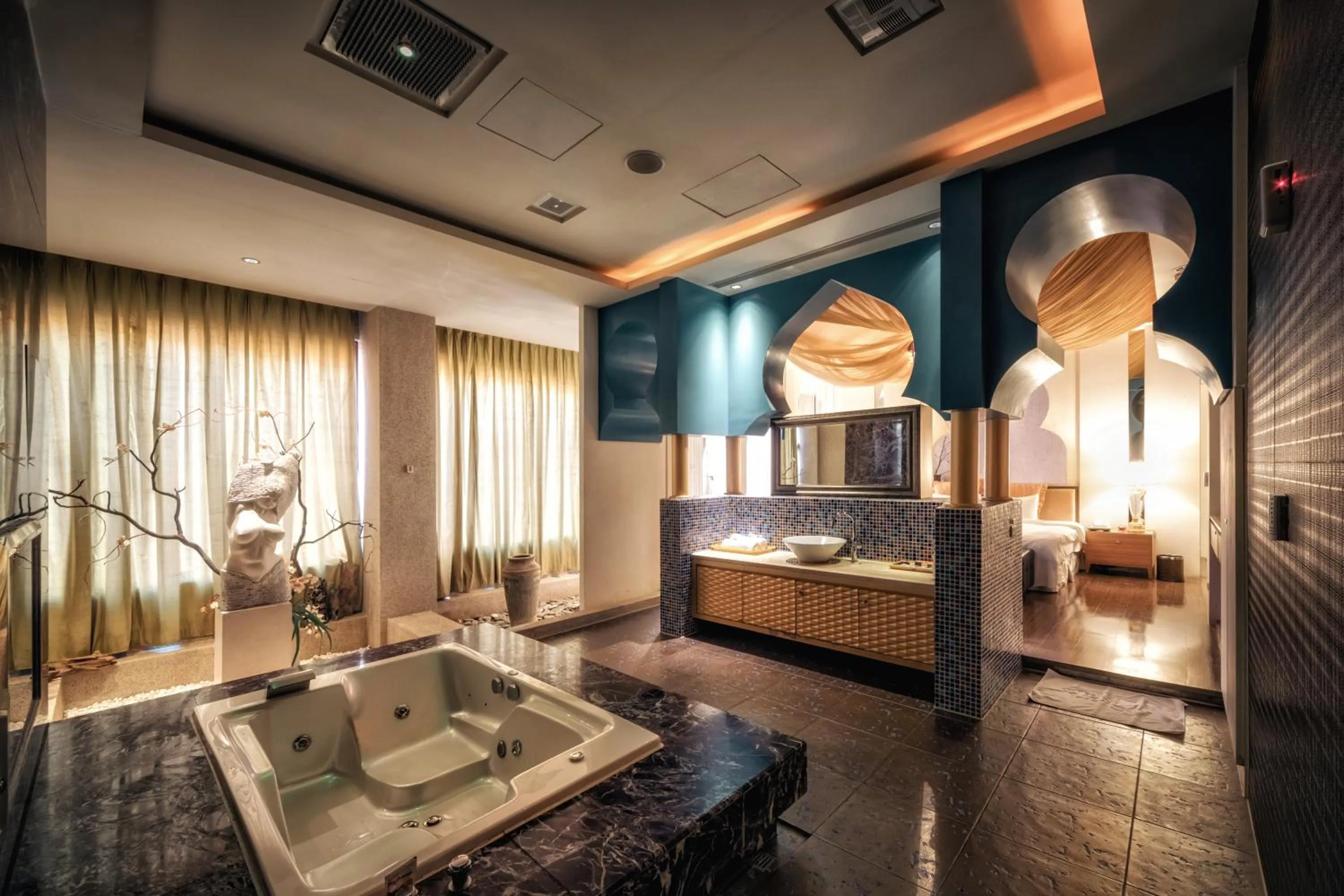 Hot Tub, Bed in Bali Motel - Zhongli