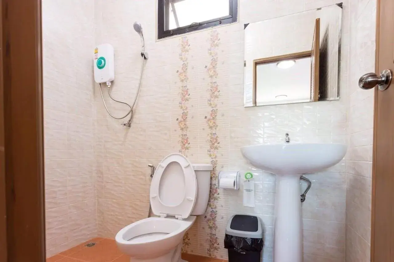 Executive Triple Room in Benya Hotel โรงแรมเบญญา Executive Triple Room in Benya Hotel โรงแรมเบญญา