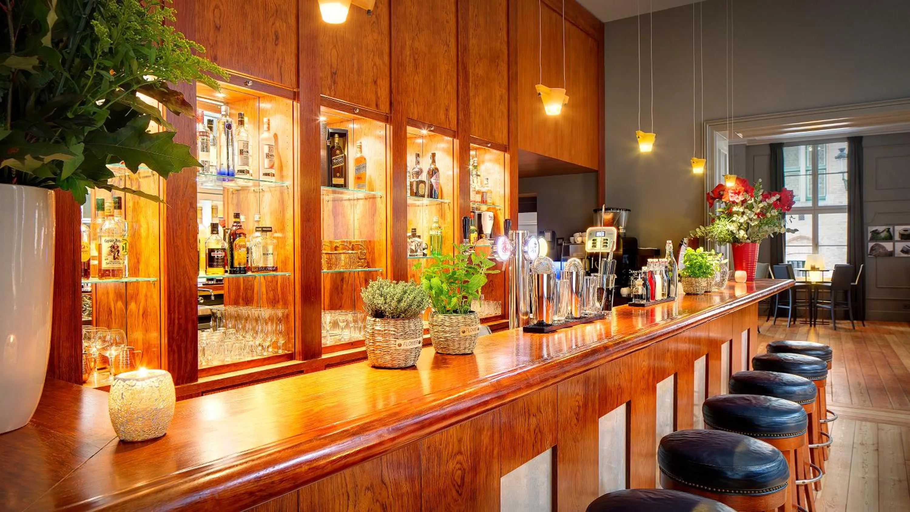 Lounge or bar in Crowne Plaza Hotel Brugge by IHG