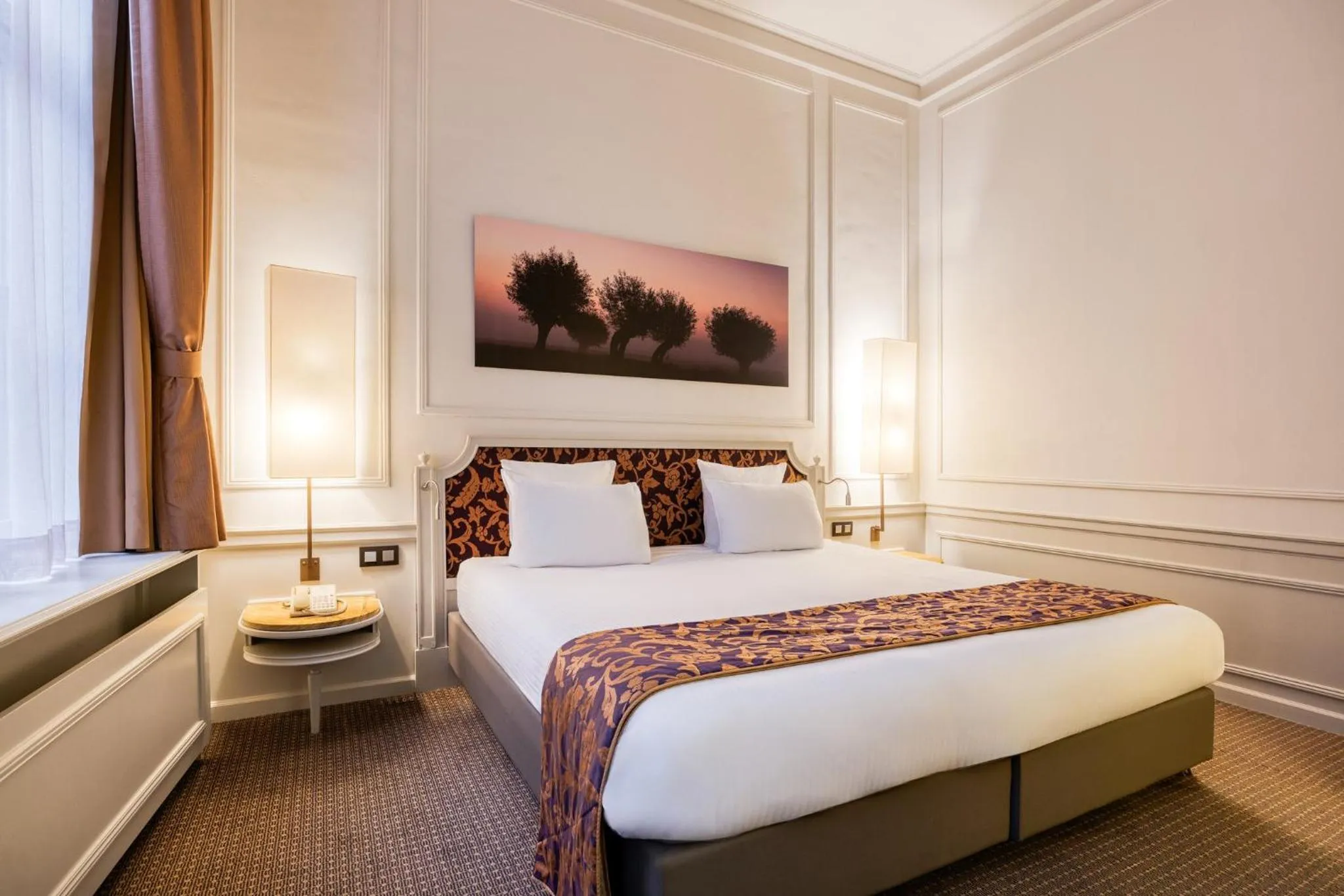 Photo of the whole room, Bed in Crowne Plaza Hotel Brugge by IHG