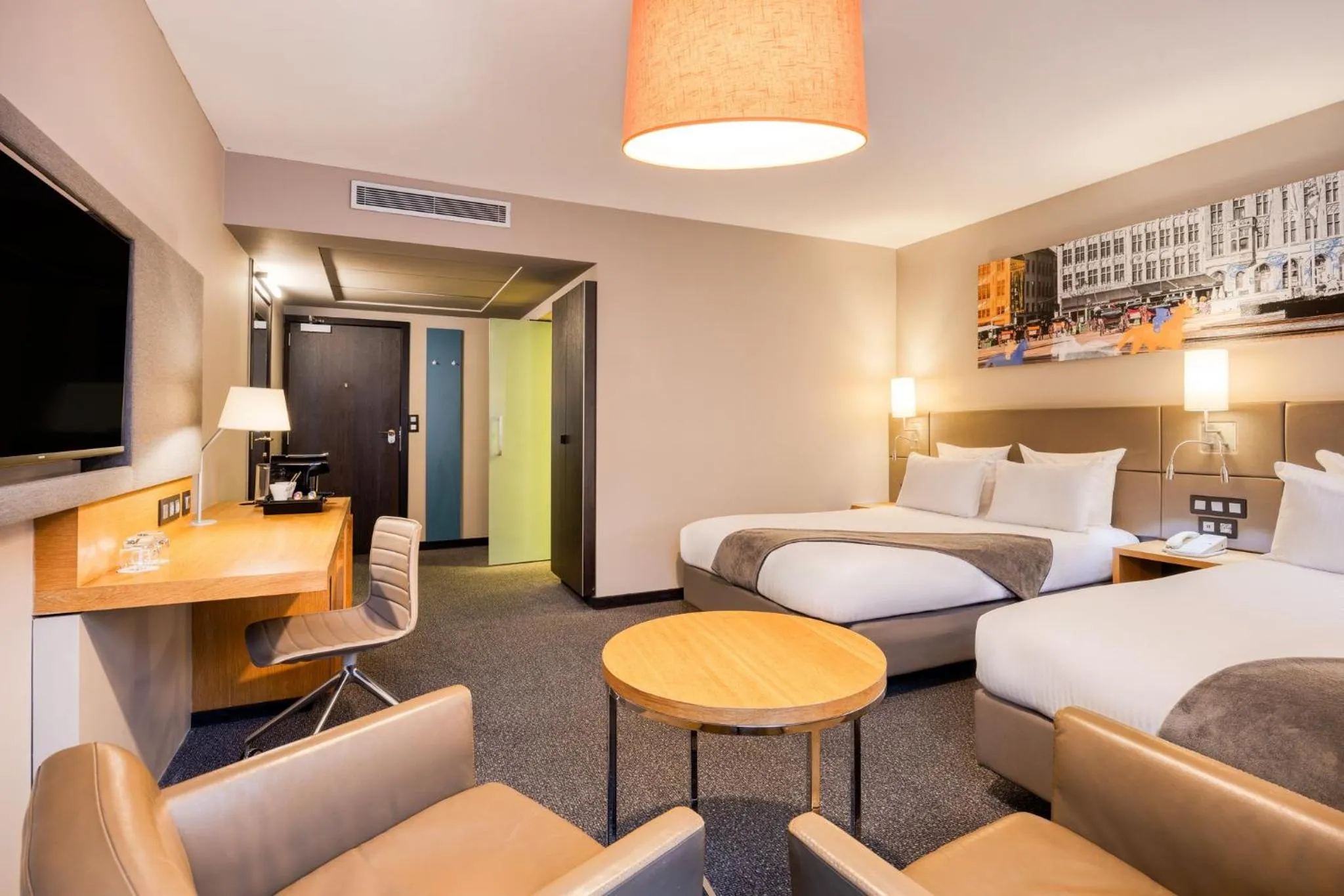 Photo of the whole room, Bed in Crowne Plaza Hotel Brugge by IHG