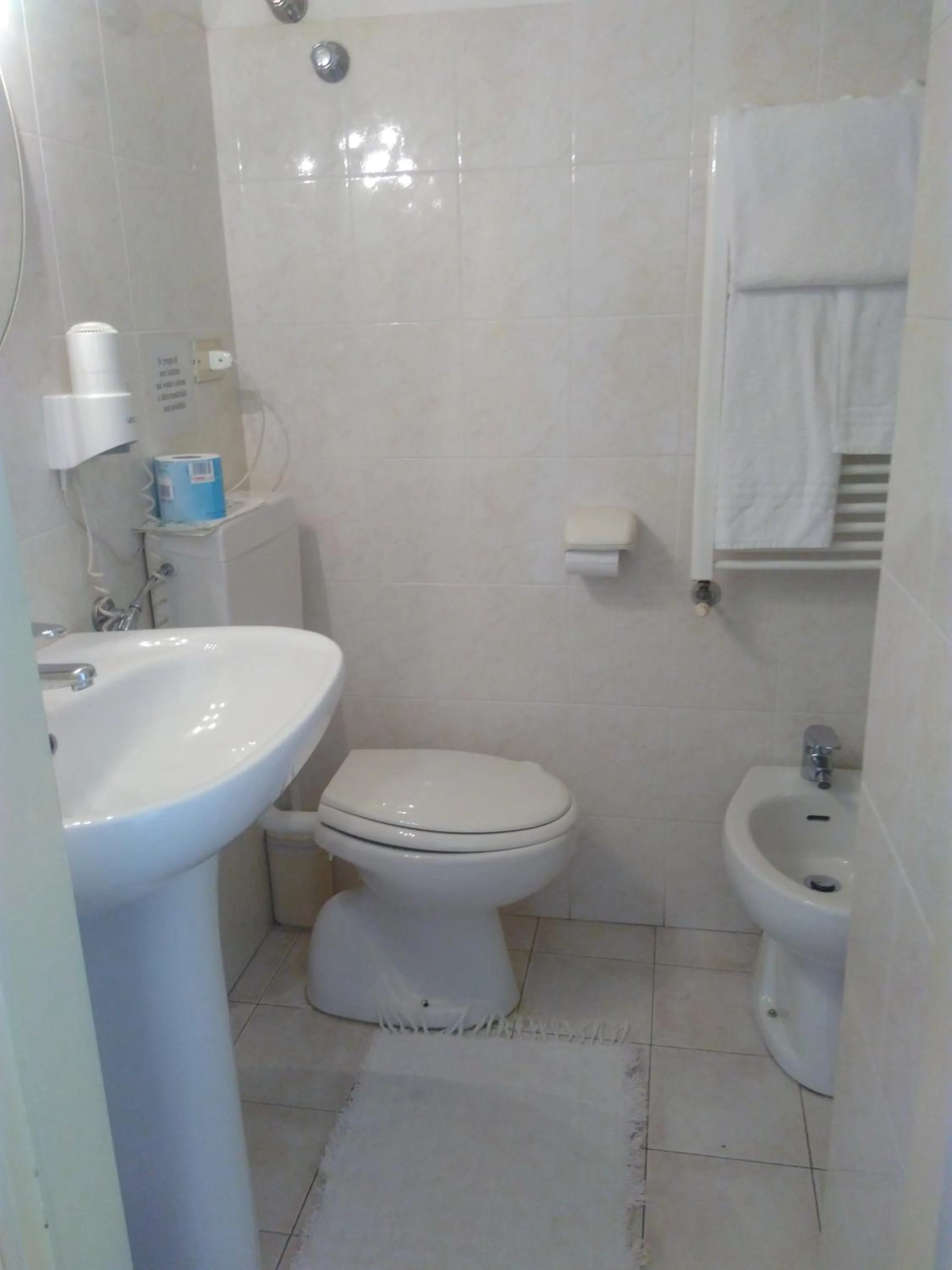 Bathroom in Albergo Bandoni