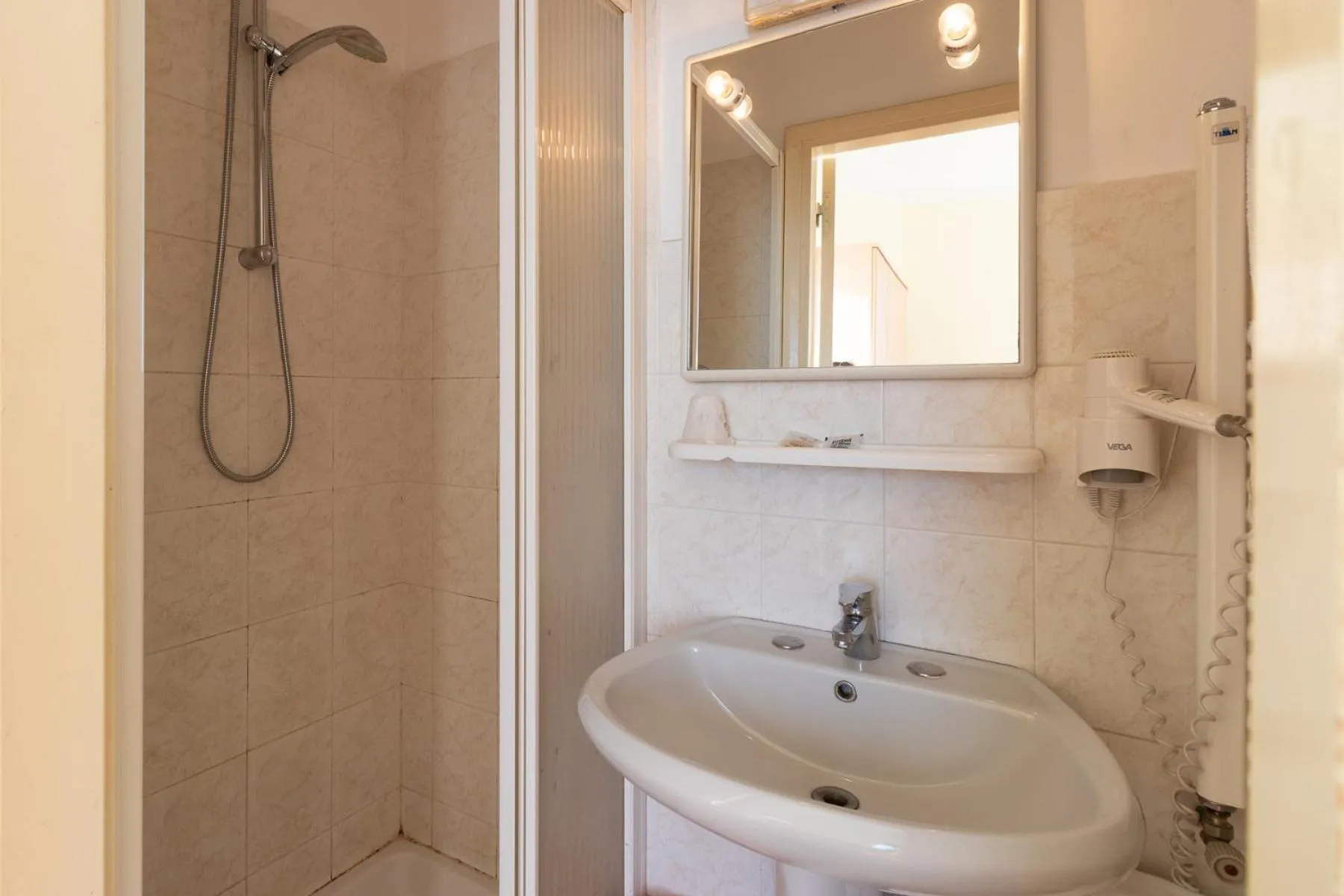 Bathroom in Albergo Bandoni