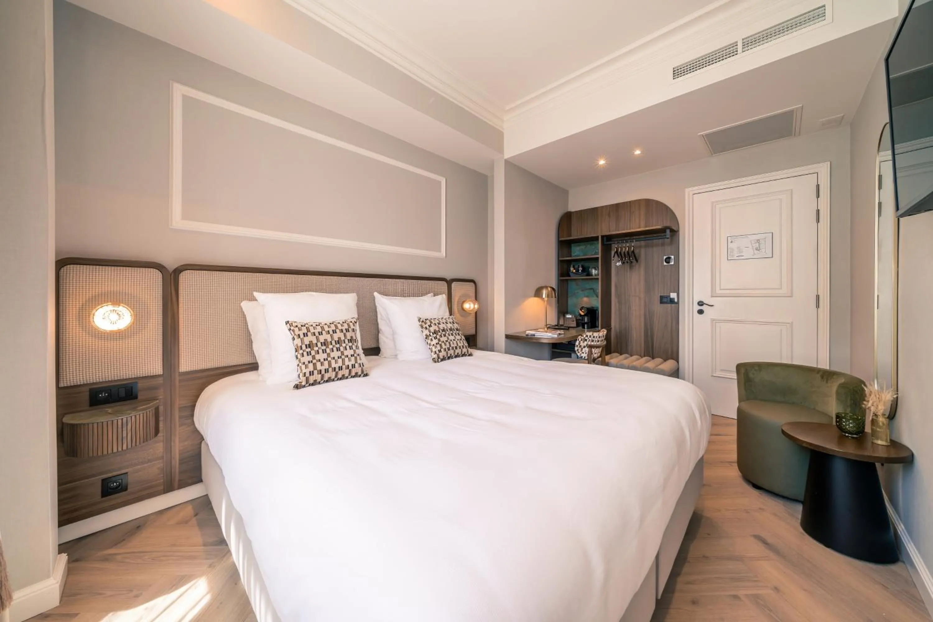 Bedroom, Bed in Hotel Du Parc