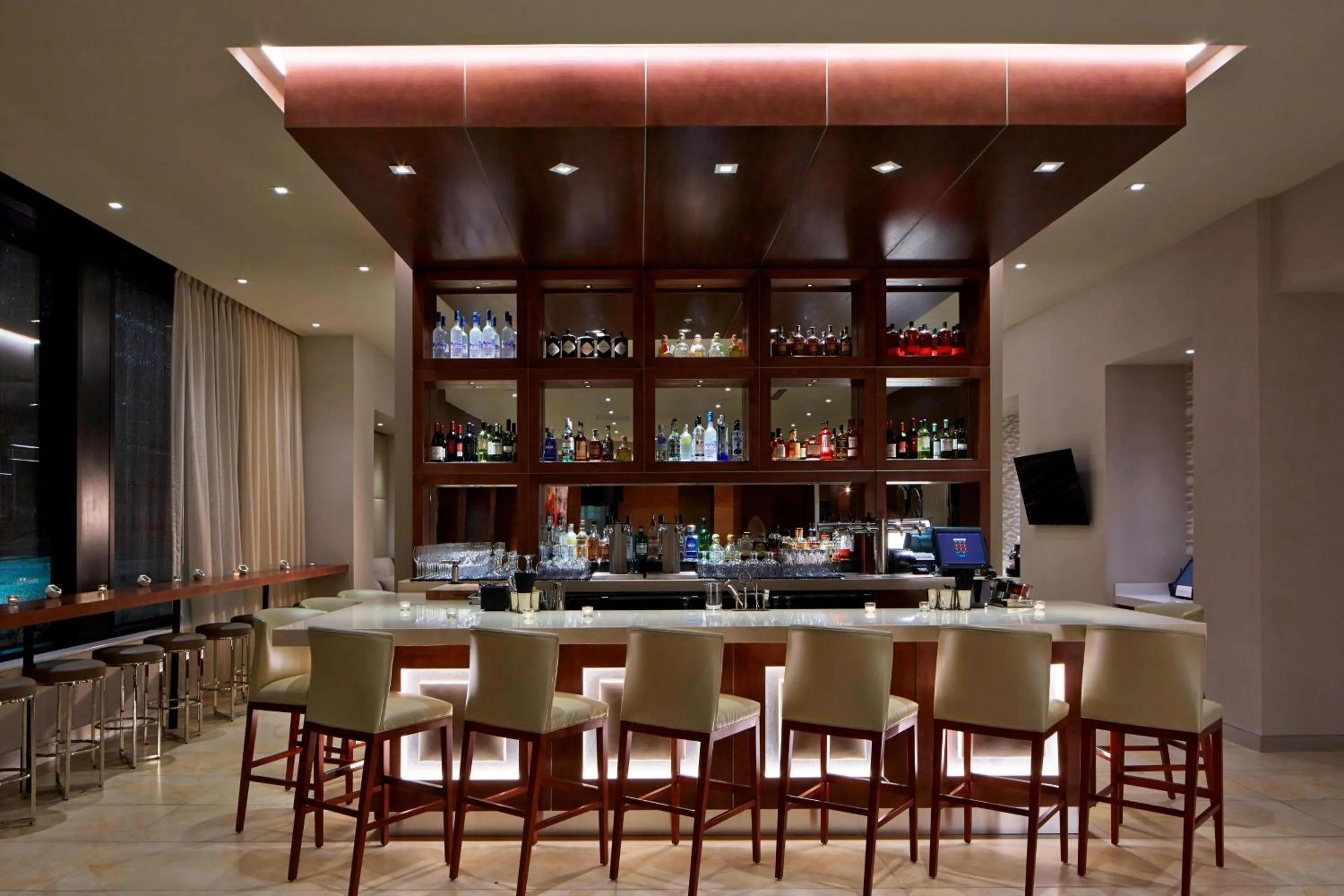 Lounge or bar in AC Hotel by Marriott Des Moines East Village