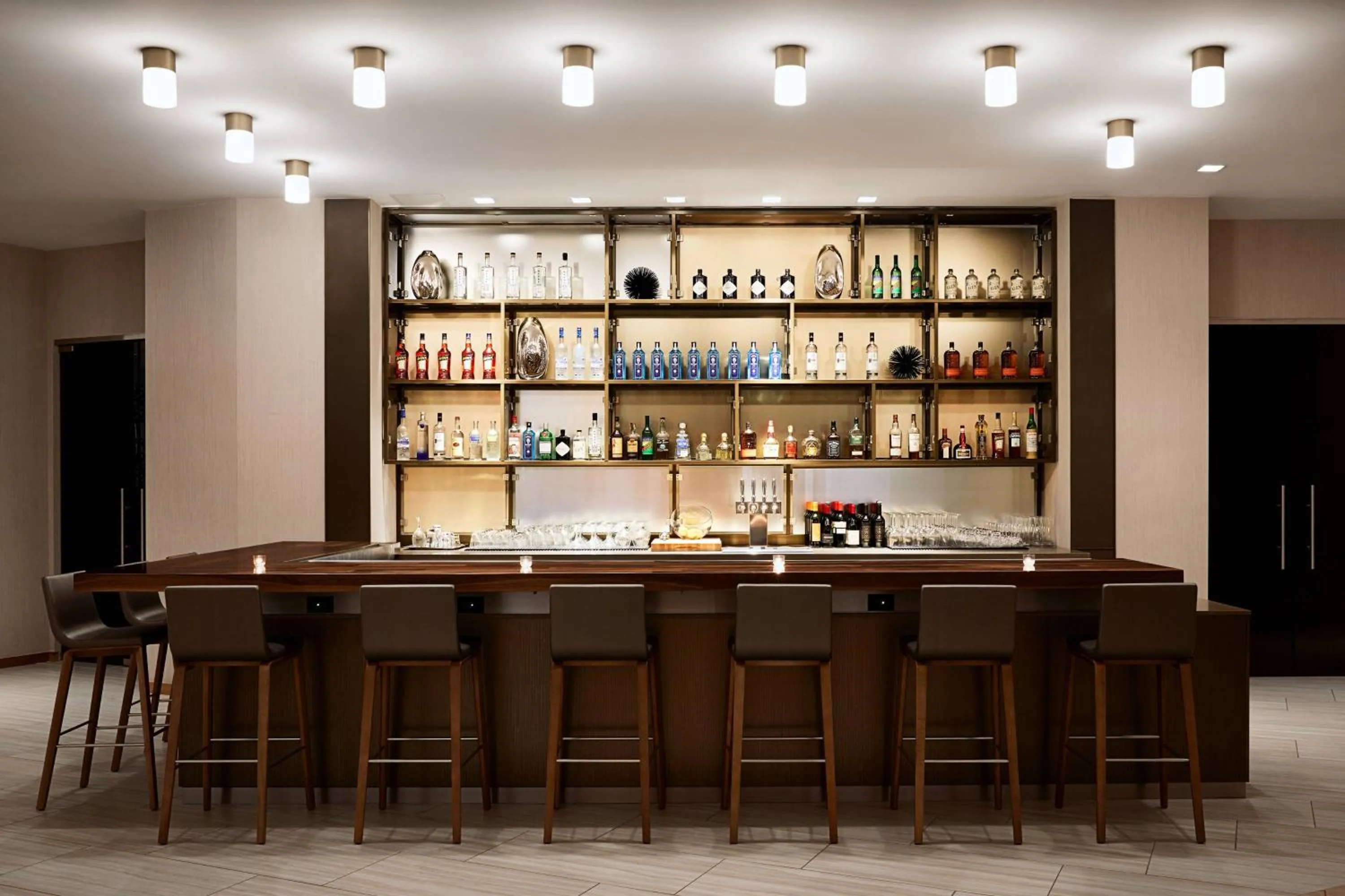 Lounge or bar in AC Hotel by Marriott Miami Aventura