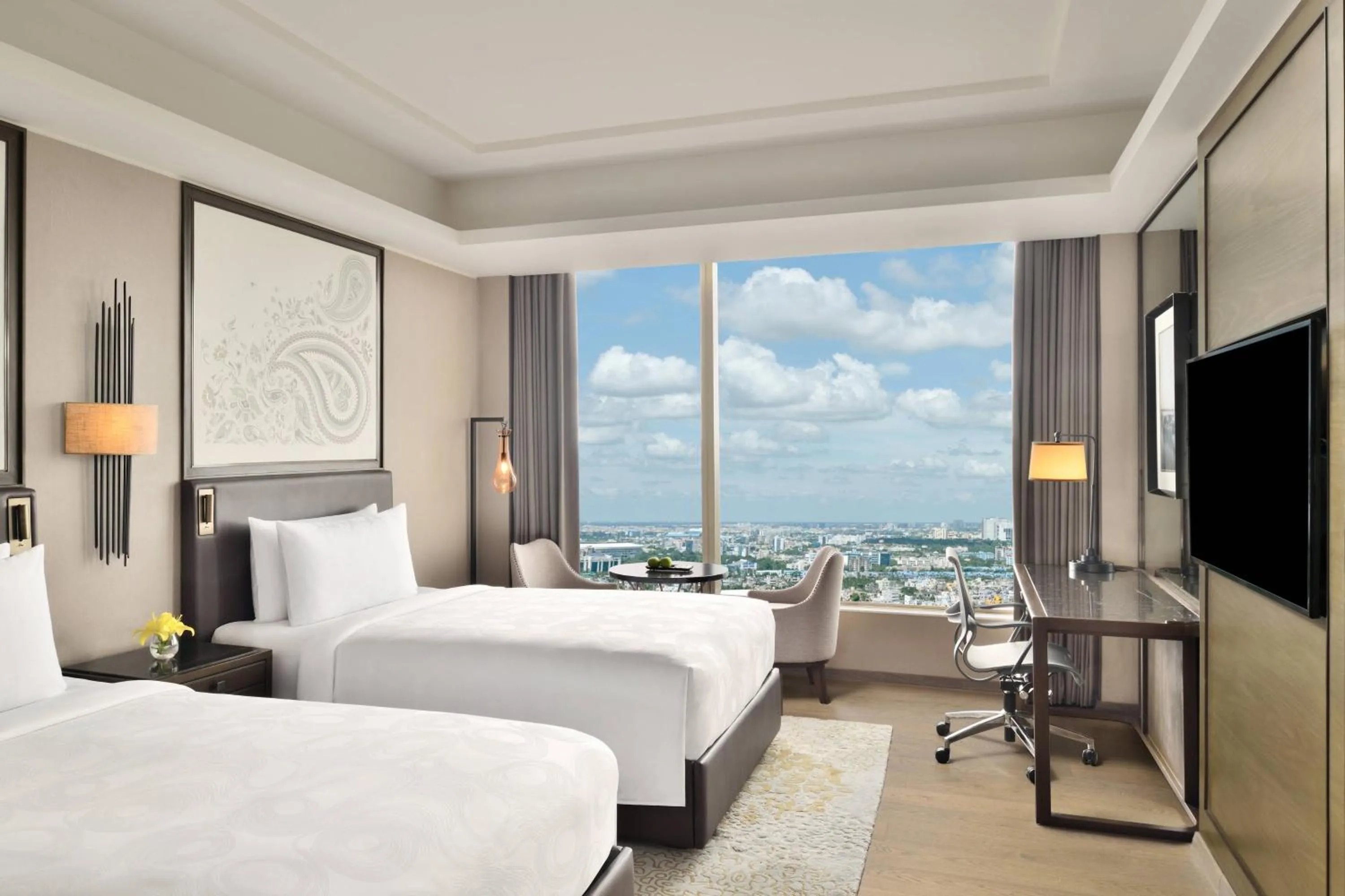 Photo of the whole room, Bed in JW Marriott Hotel Kolkata