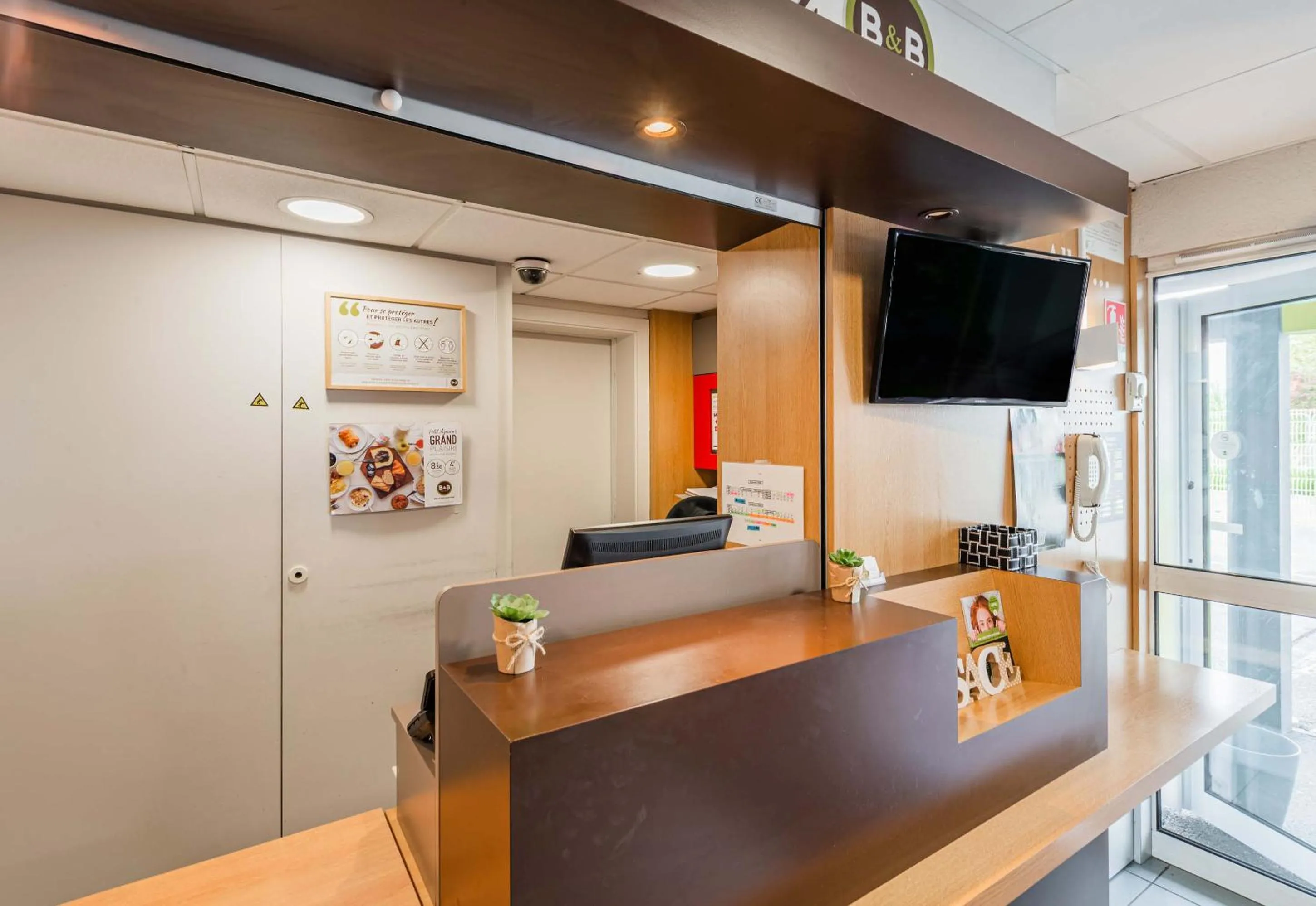 Lobby or reception in B&B HOTEL STRASBOURG Nord Industrie